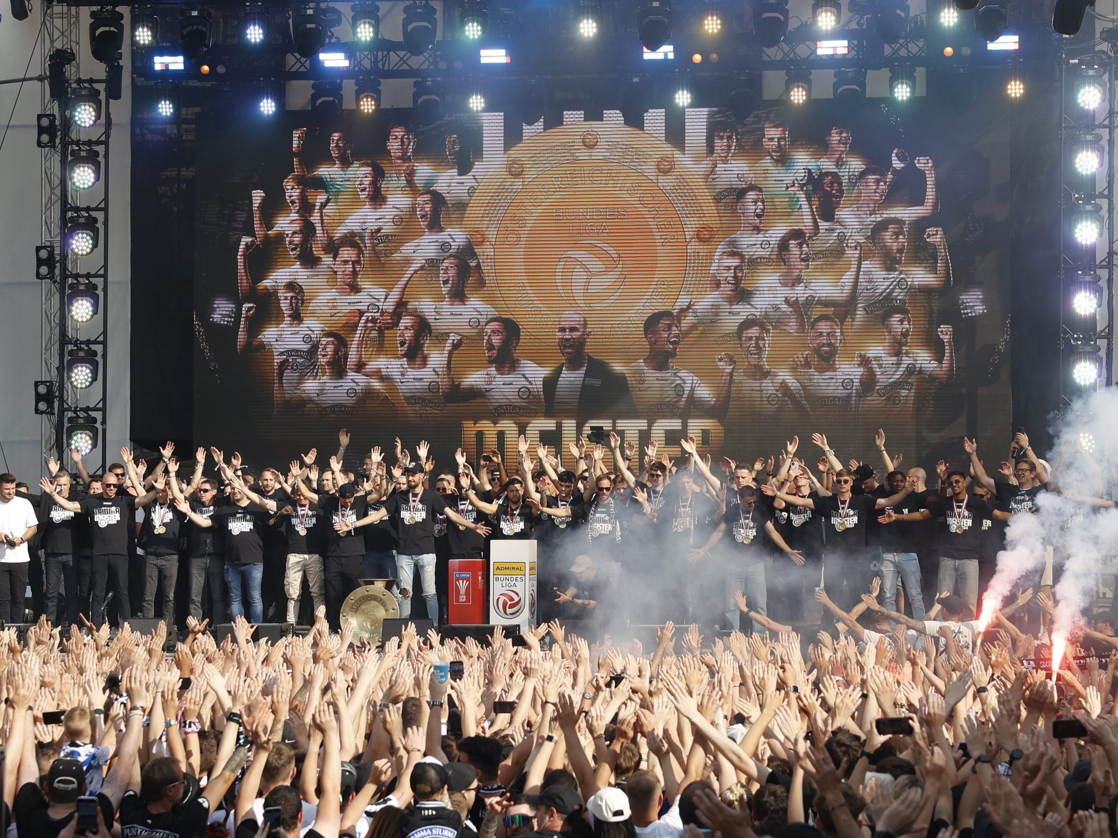 Fünf Double-Sieger sind im Bundesliga-Team der Saison.