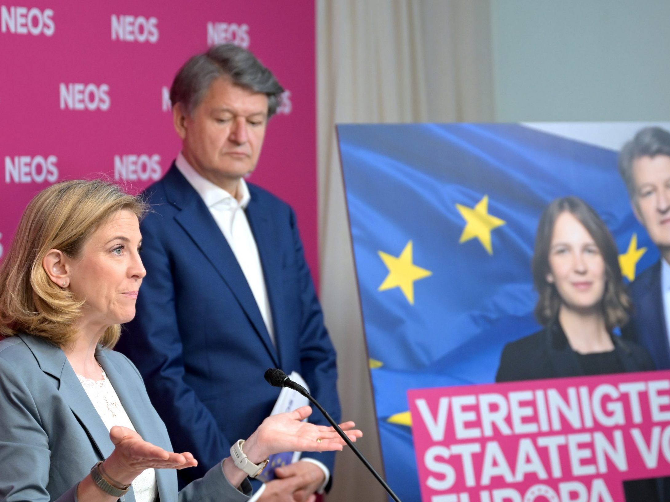 Die NEOS haben am Donnerstag eine Pressekonferenz gegeben. Die NEOS haben am Donnerstag eine Pressekonferenz gegeben.