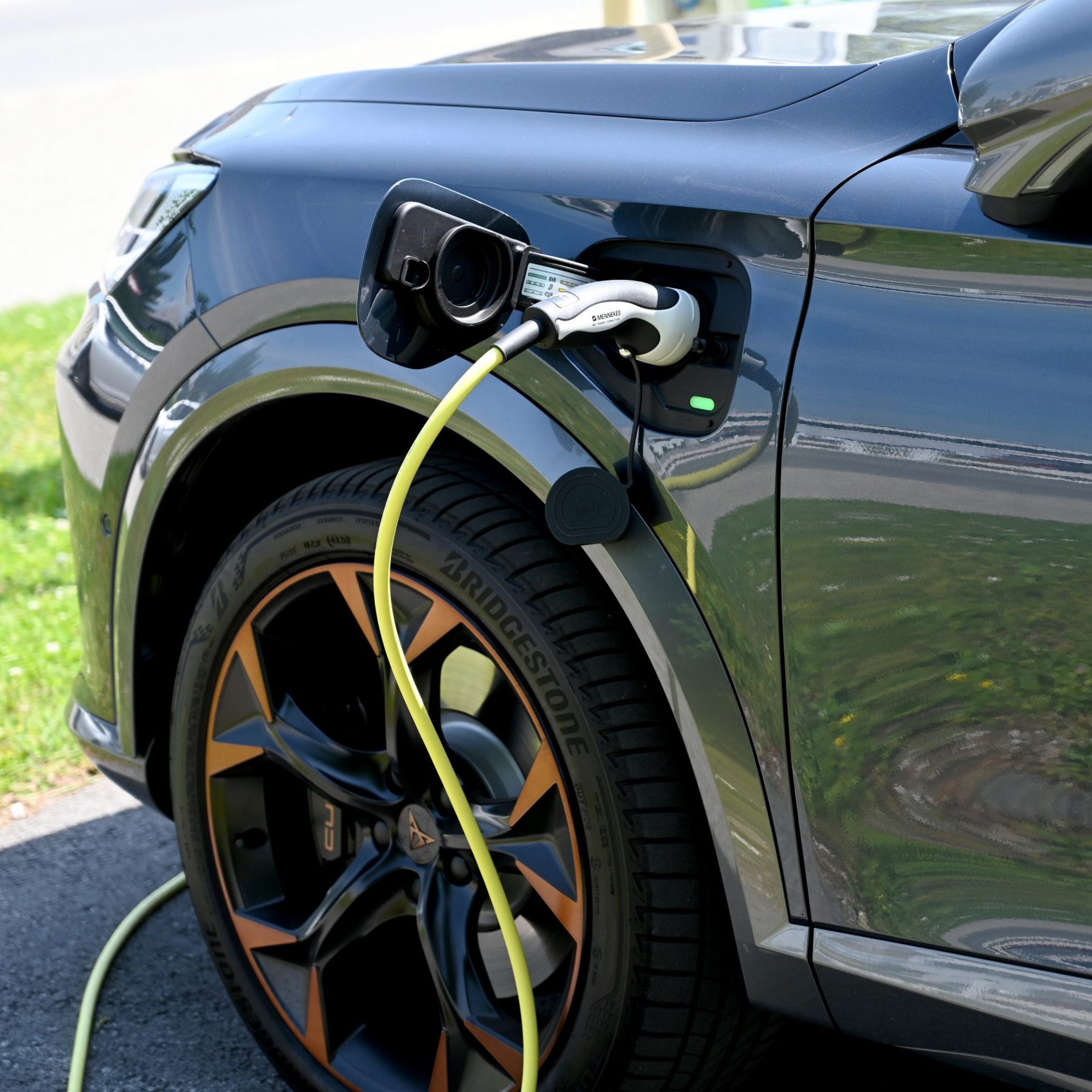 E-Autos werden immer beliebter, nur die hohen Anschaffungskosten und geringe Reichweite schrecken ab.