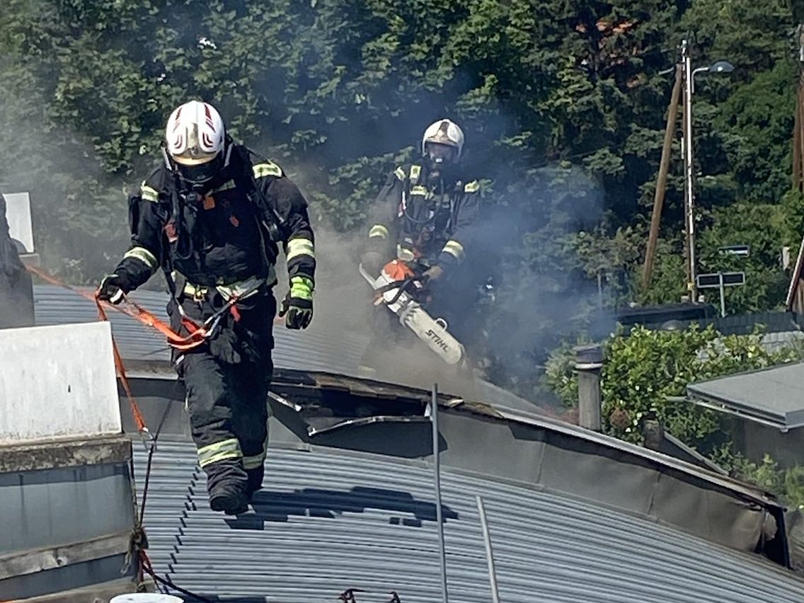 Die Berufsfeuerwehr in Wien-Donaustadt hatte einen fordernden Einsatz. Die Berufsfeuerwehr in Wien-Donaustadt hatte einen fordernden Einsatz.