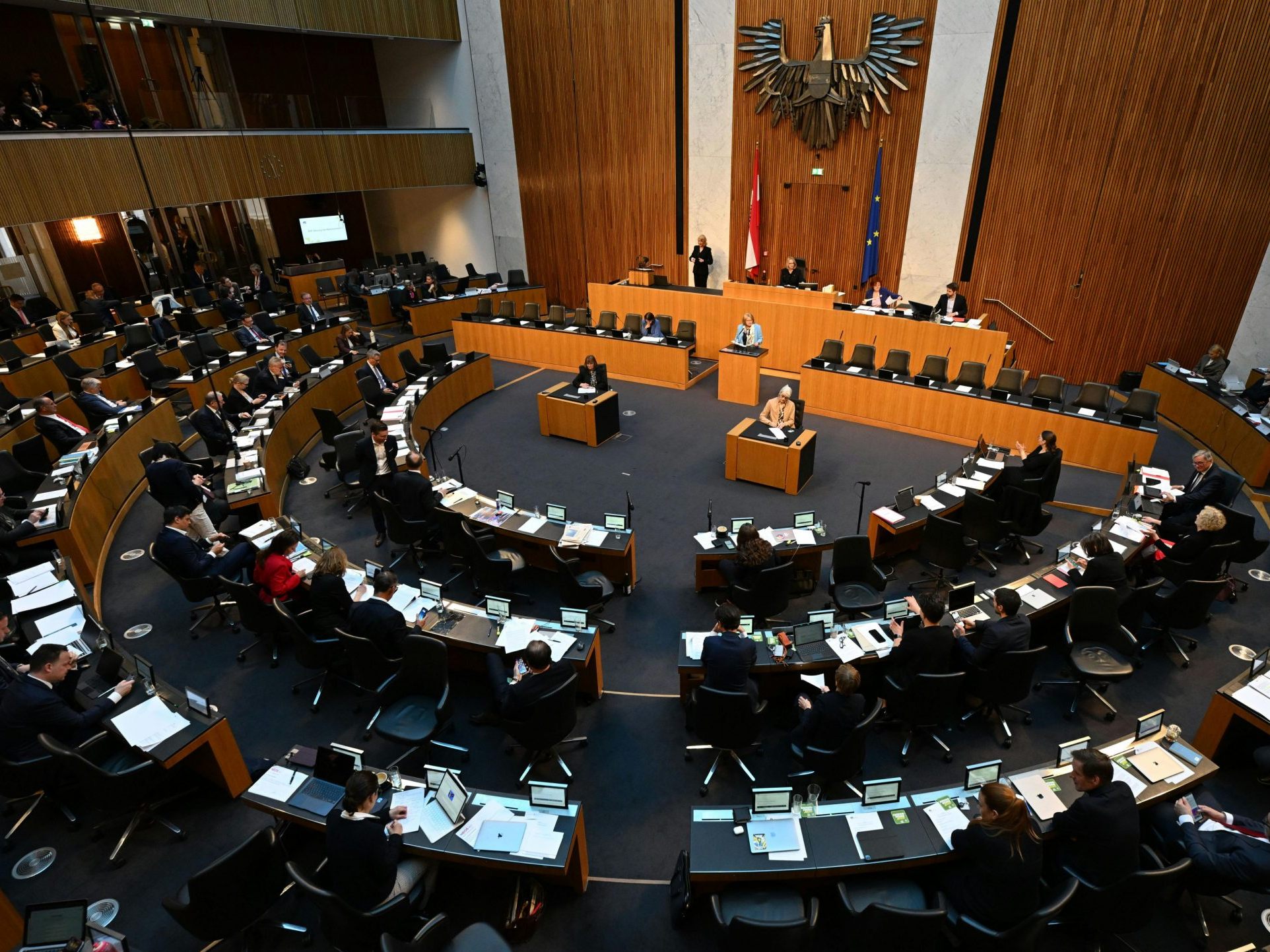 Die Sitzung des Nationalrats bringt einheitliche Ladekabel und viele Debatten.