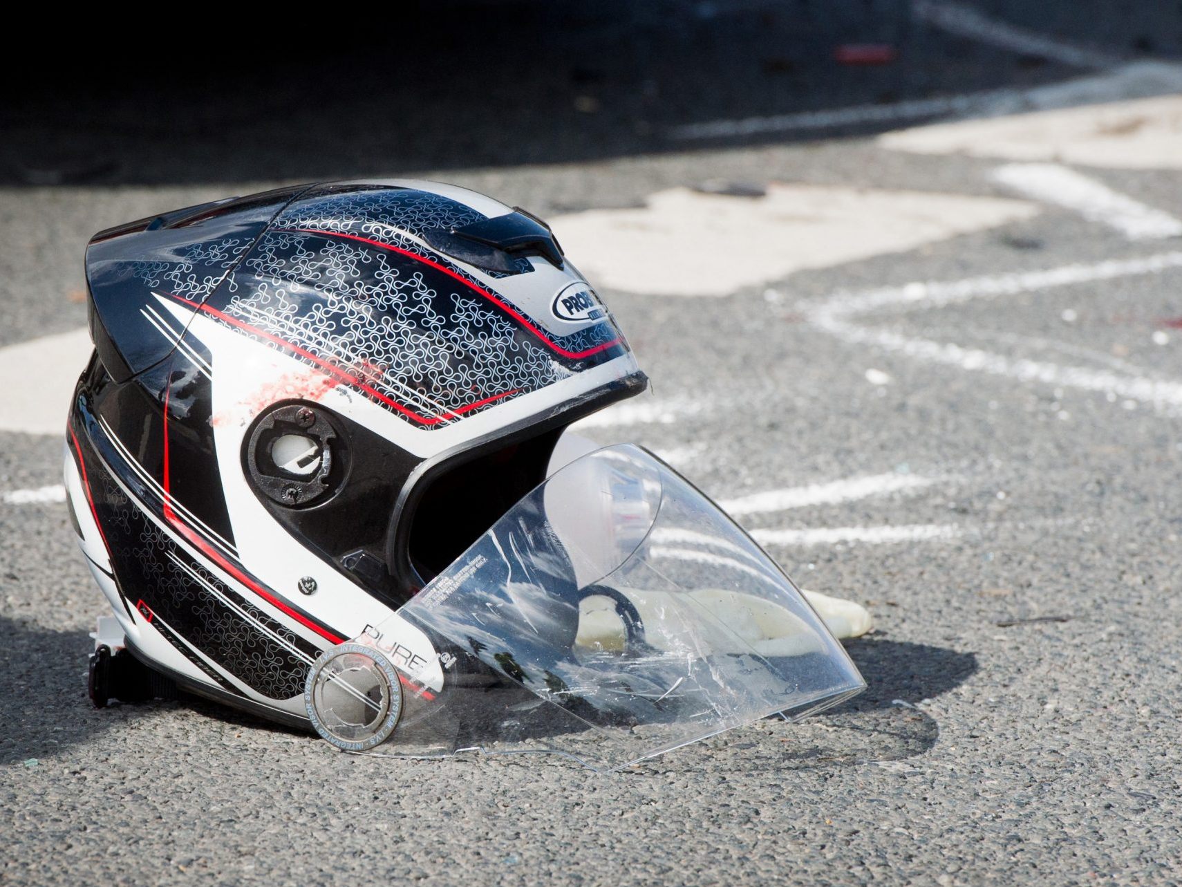 Ein Motorradfahrer ist bei einem Zusammenstoß mit einem Pkw in Wien gestorben.