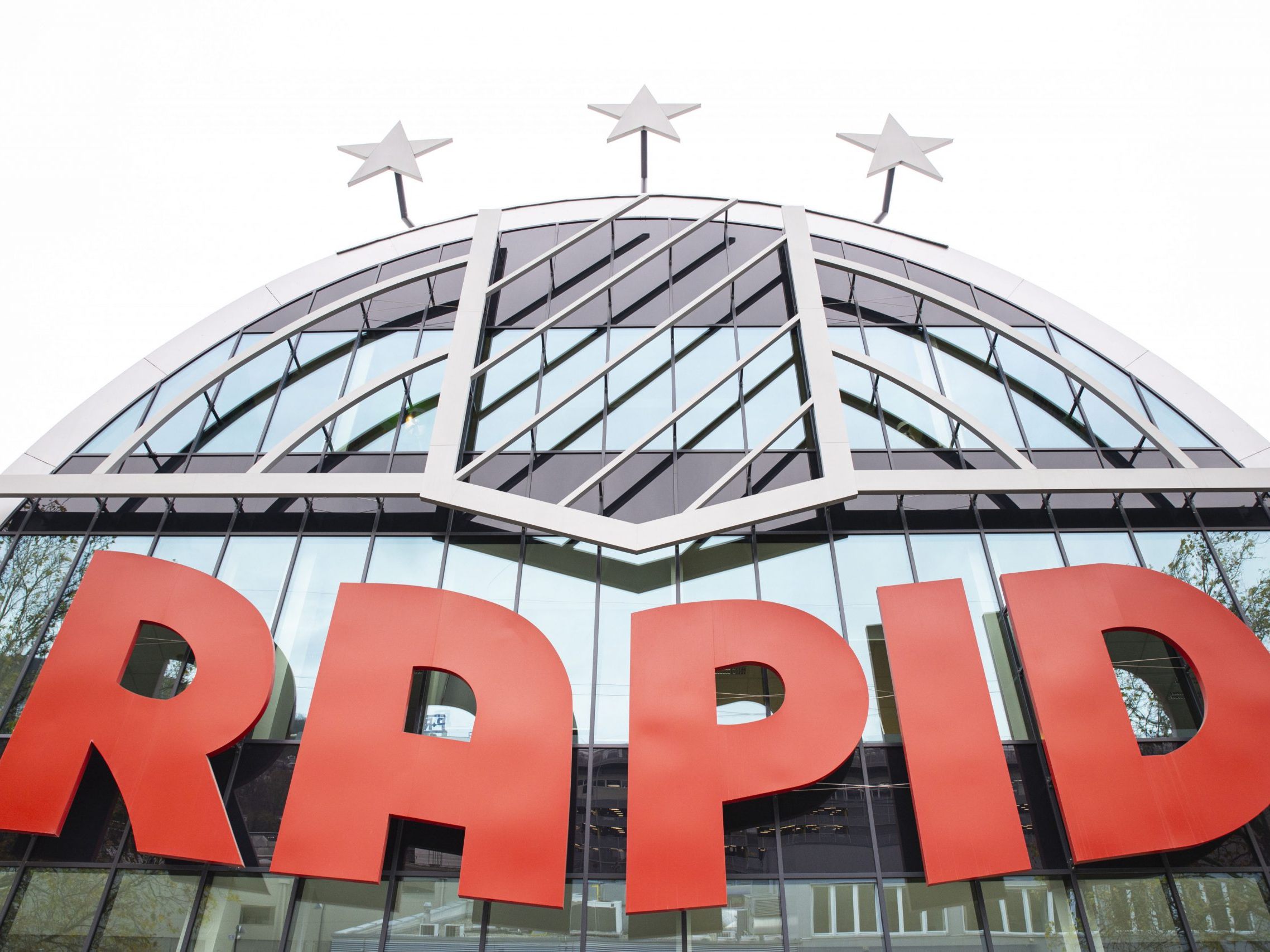 "Rechtsradikales Verhalten hat beim SK Rapid keinen Platz", so die Hütteldorfer. "Rechtsradikales Verhalten hat beim SK Rapid keinen Platz", so die Hütteldorfer.