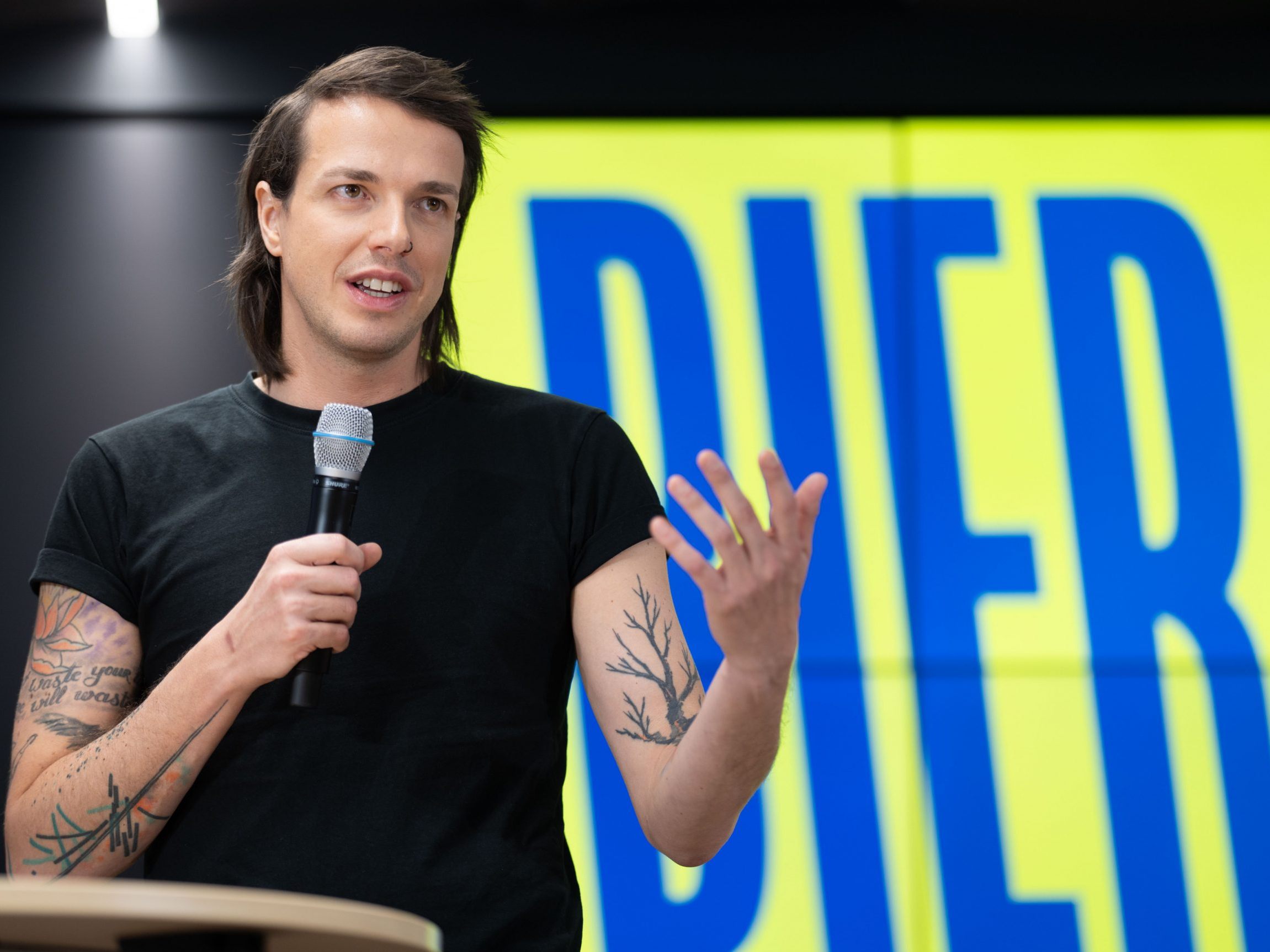 Dominik Wlazny präsentierte erste Bierpartei-Mitstreiter.