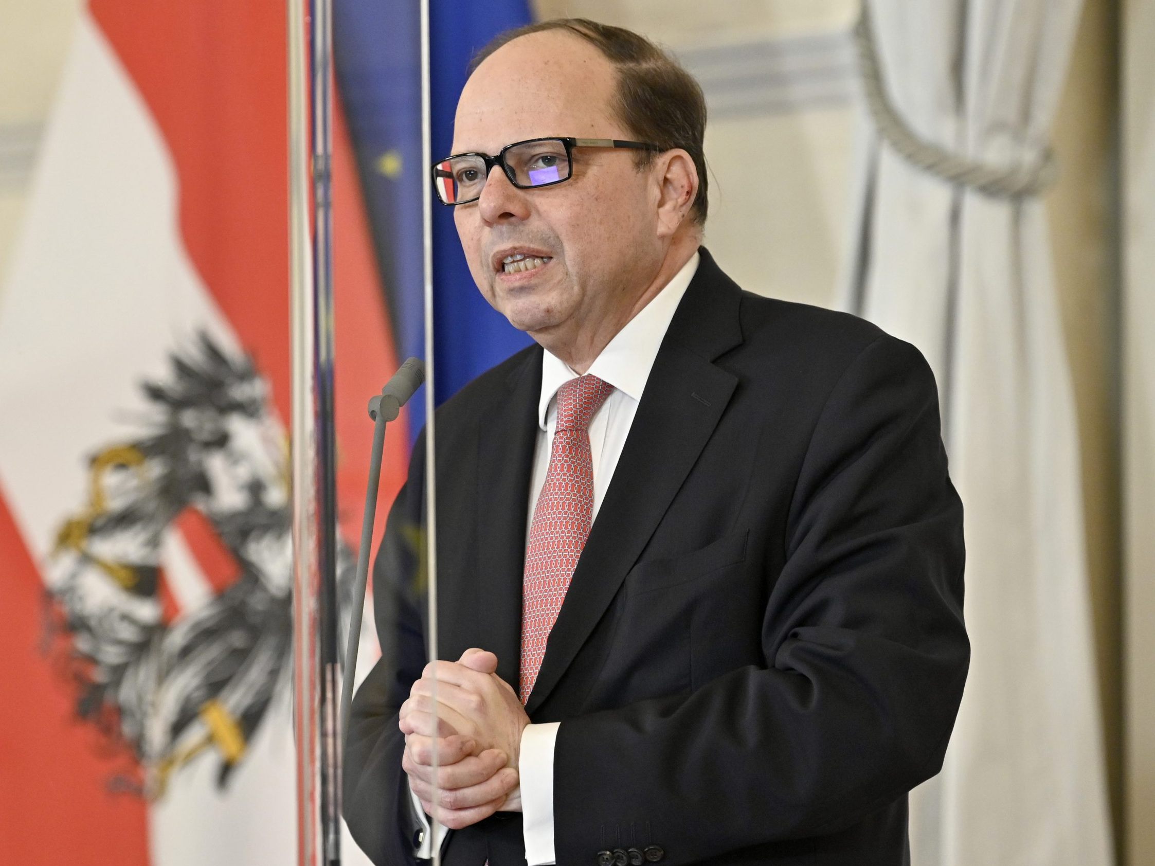 Keine Ermittlungen gibt es gegen Ex-Präsident Szekeres.