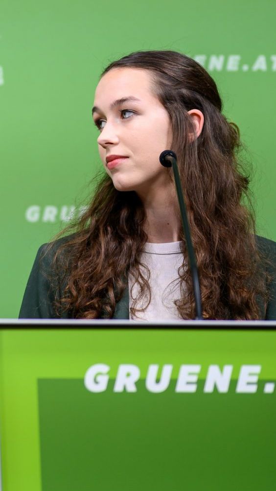Generalsekretärin Olga Voglauer und EU-Spitzenkandidatin Lena Schilling im Rahmen einer Pressekonferenz der Grünen zu neuen Vorwürfen gegen EU-Spitzenkandidatin Lena Schilling.