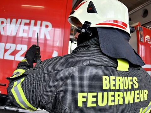 Ein Mann musste durch die Brandwohnung in Wien-Liesing ins Freie gebracht werden.