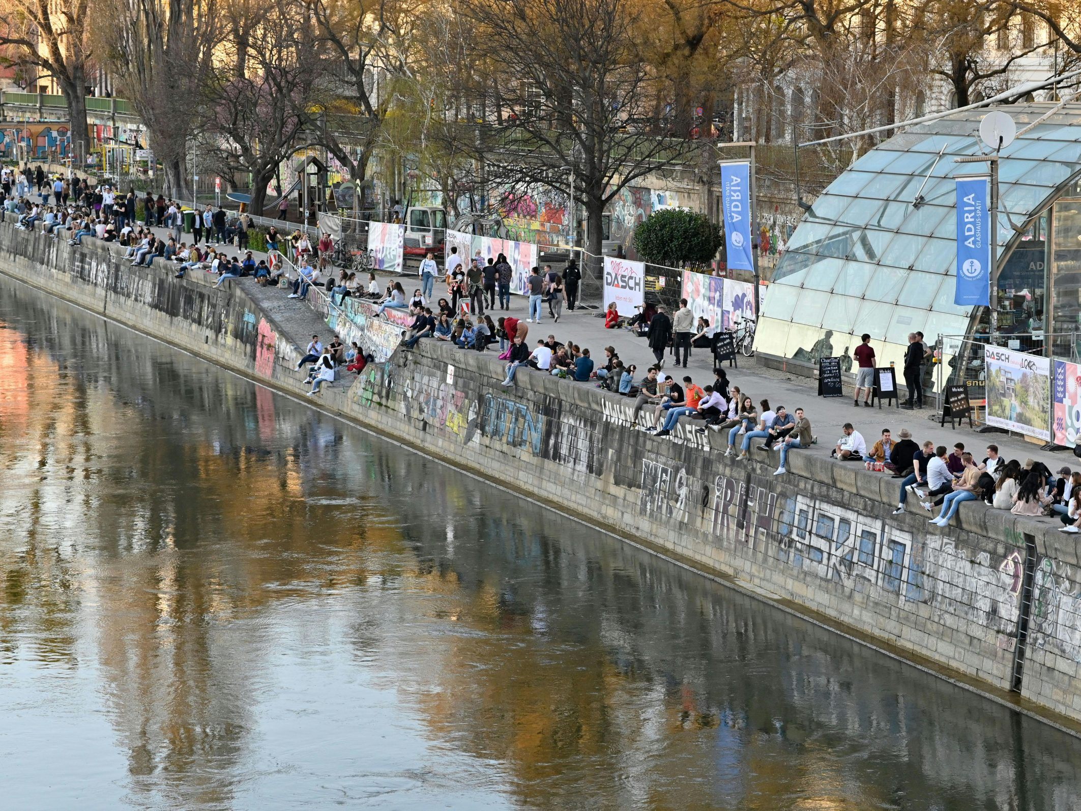 An belebten Plätzen in Wien vermitteln wieder die Awareness Teams.