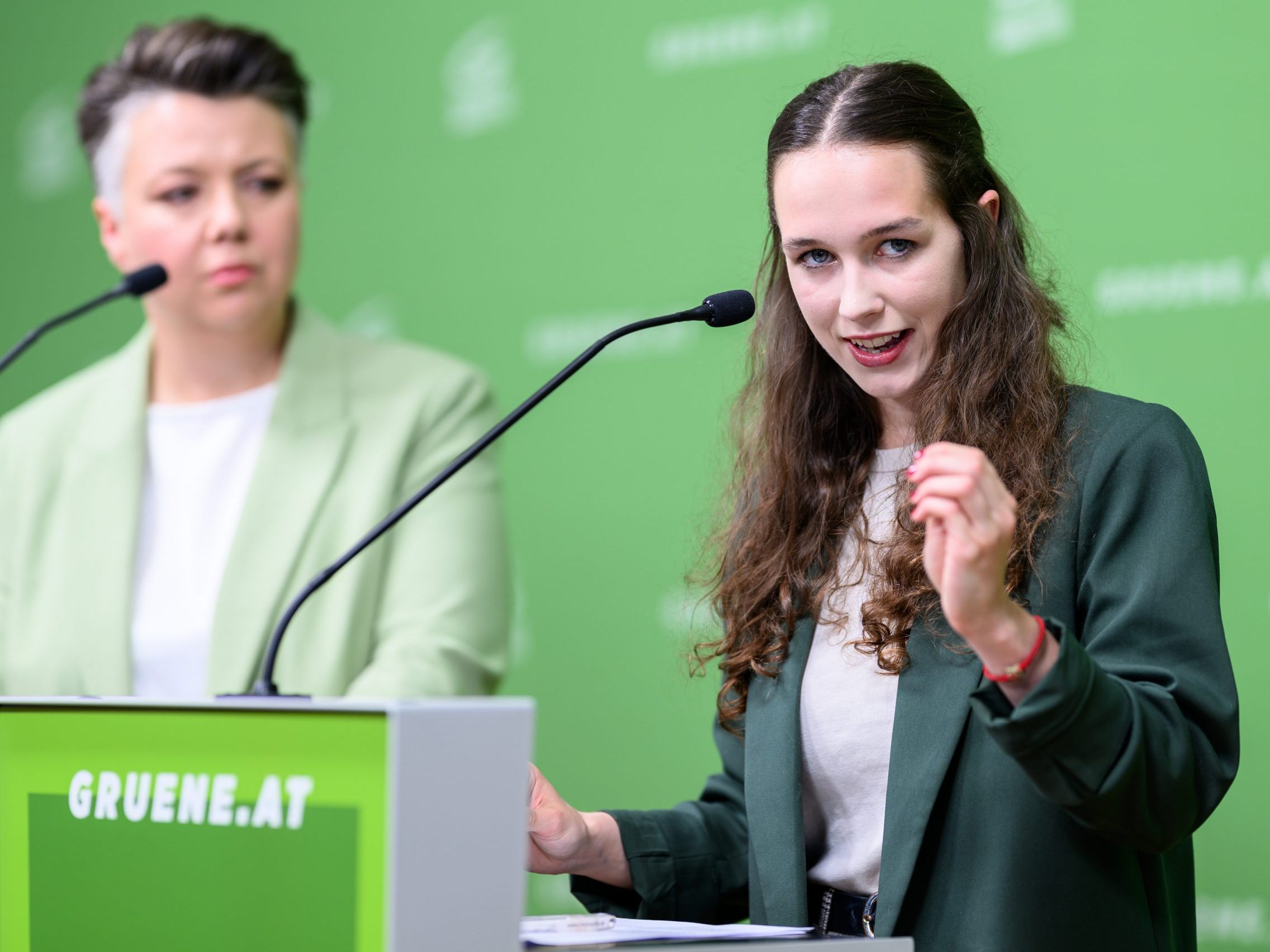 Schilling kontert die Kritik mit ihrer Grünen Parteimitgliedschaft. Schilling kontert die Kritik mit ihrer Grünen Parteimitgliedschaft.