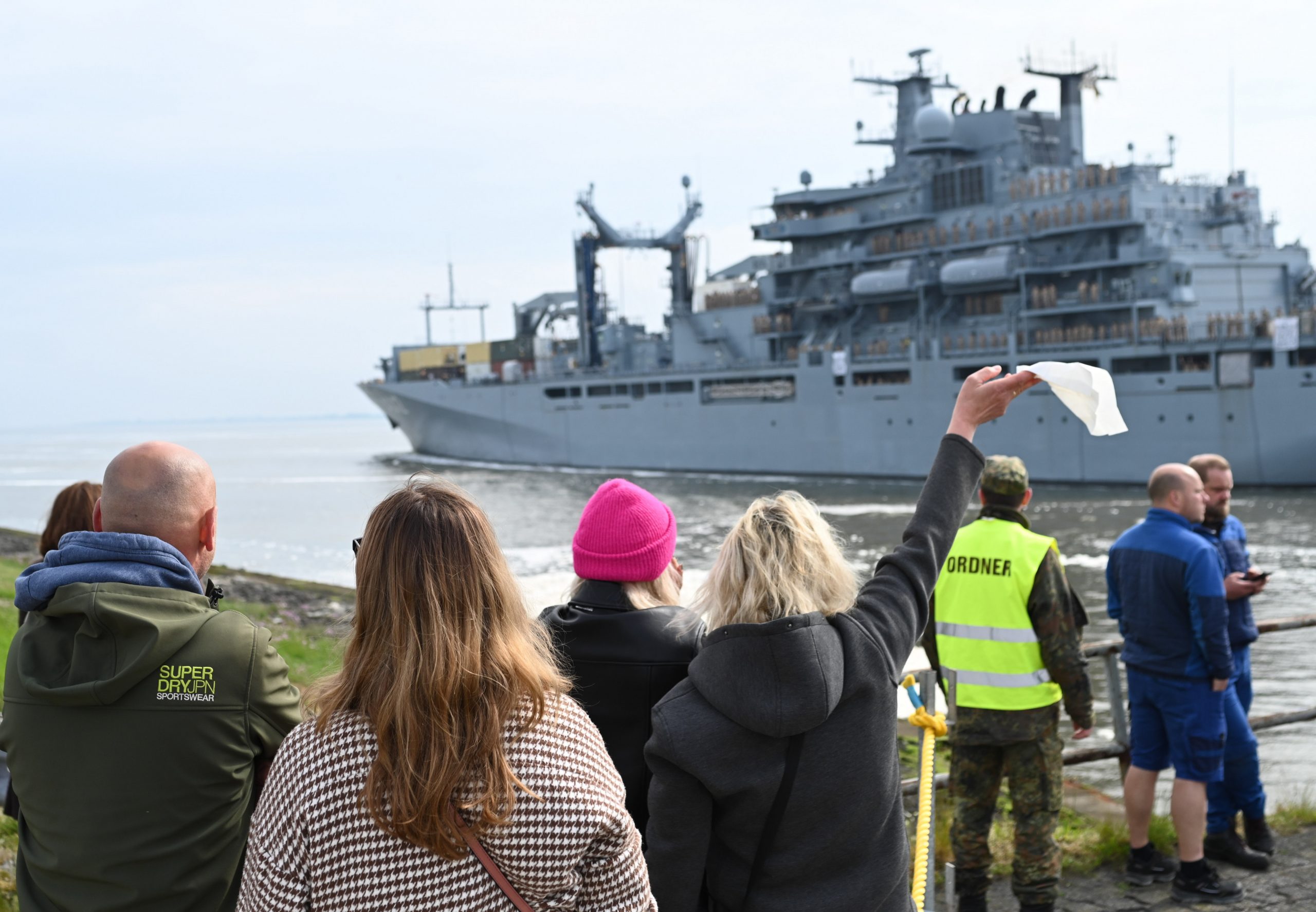 Der Einsatzgruppenversorger «Frankfurt am Main» verlässt den Hafen in Richtung See.