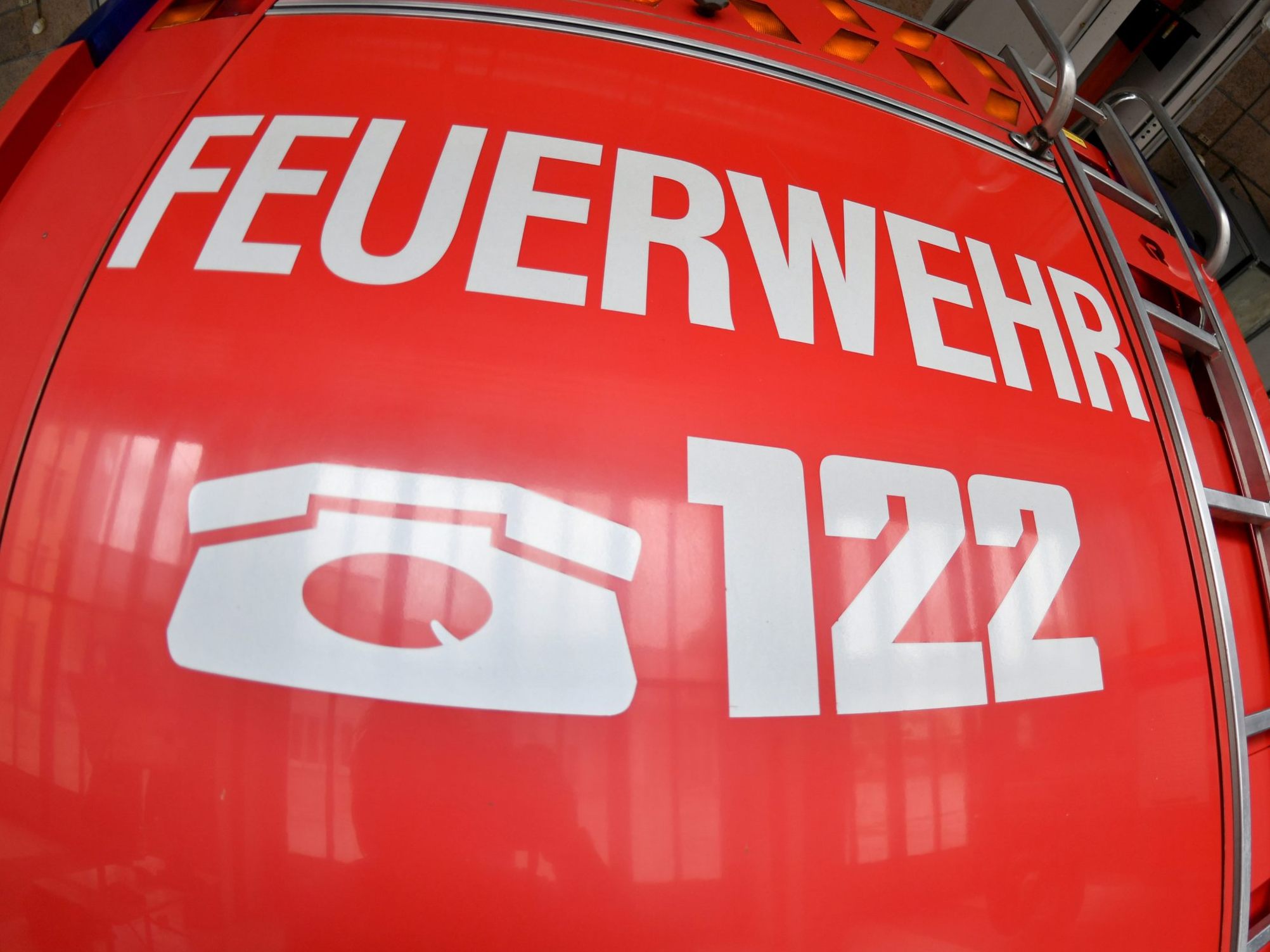 Die Feuerwehr musste wegen einem brenndenen Auto ausrücken.