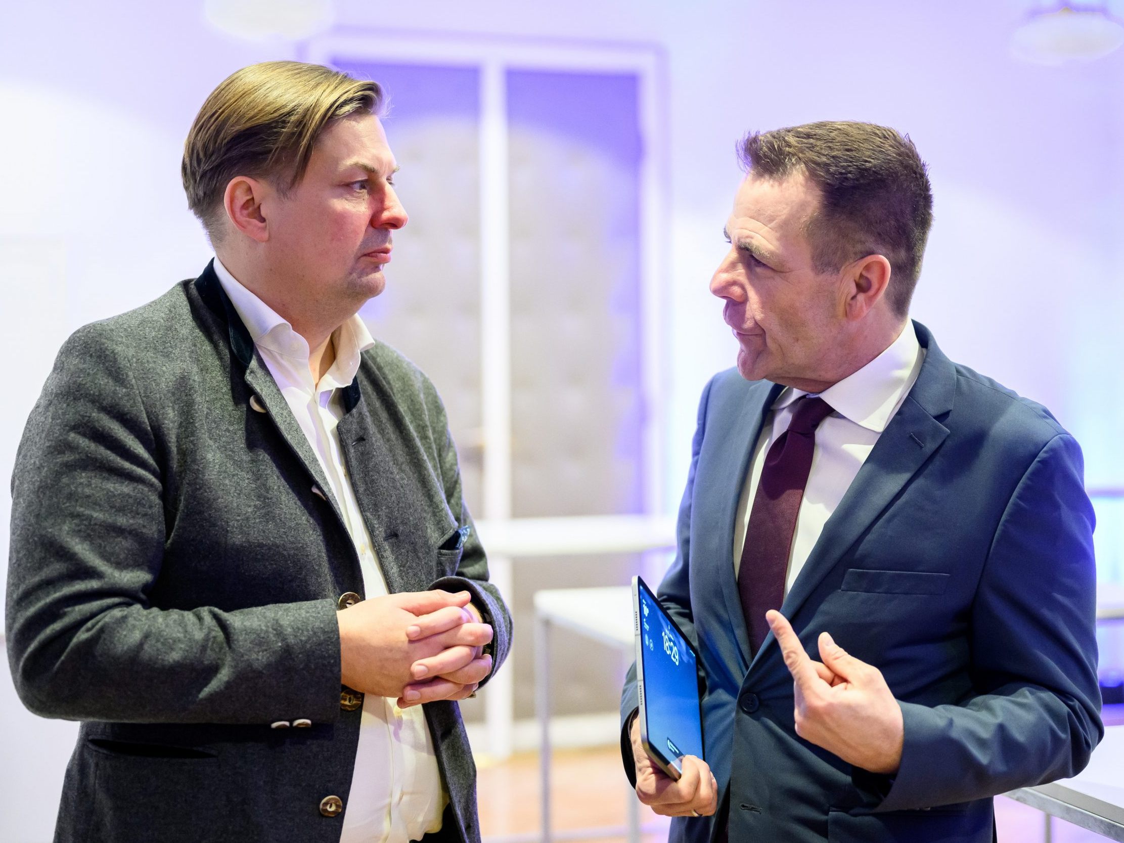 Die FPÖ hält an der Zusammenarbeit mit der AfD fest. Die FPÖ hält an der Zusammenarbeit mit der AfD fest.