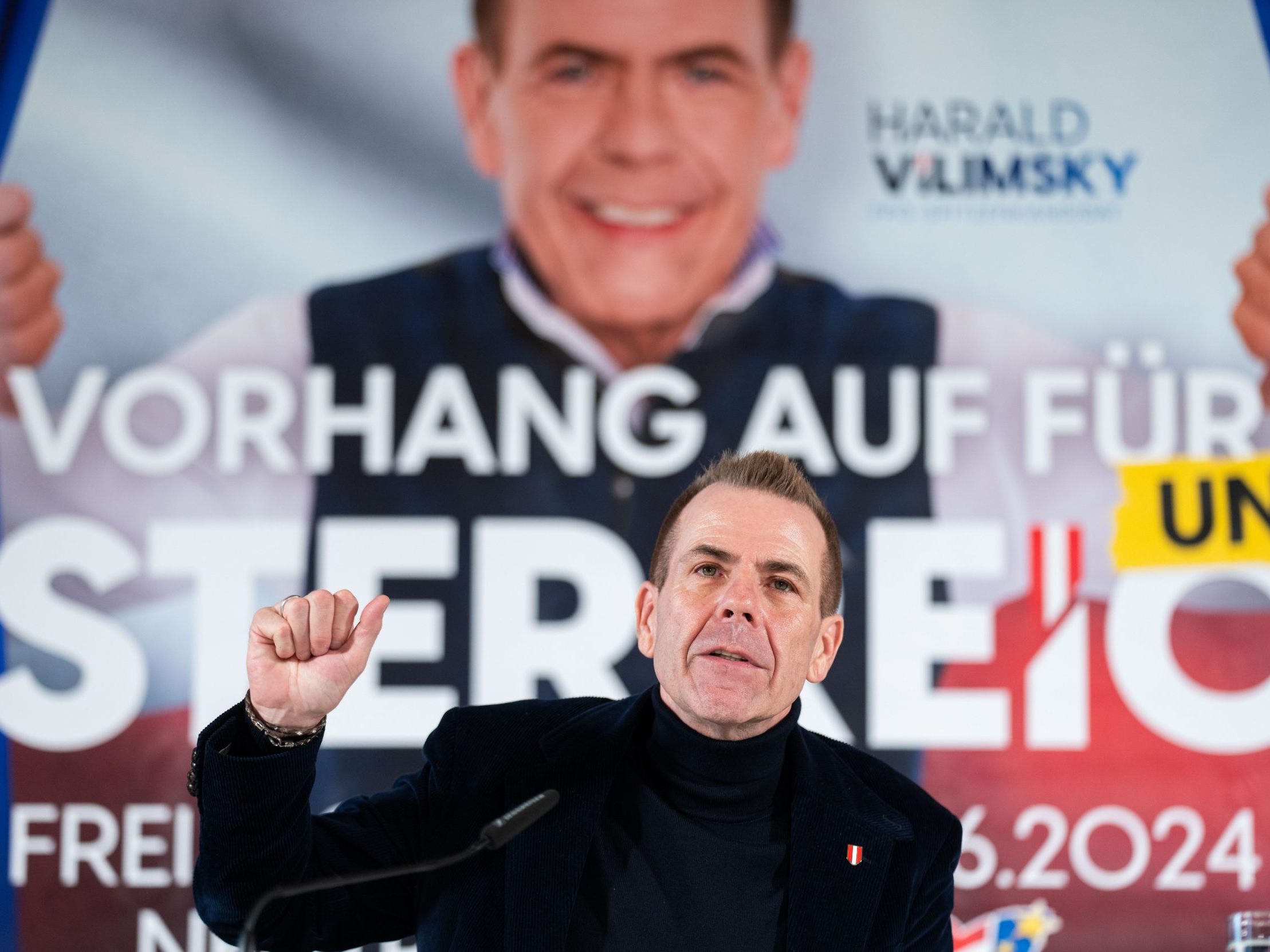 Vilimsky schiebt auf den neuen Plakaten den "Vorhang auf für unser Österreich". Vilimsky schiebt auf den neuen Plakaten den "Vorhang auf für unser Österreich".