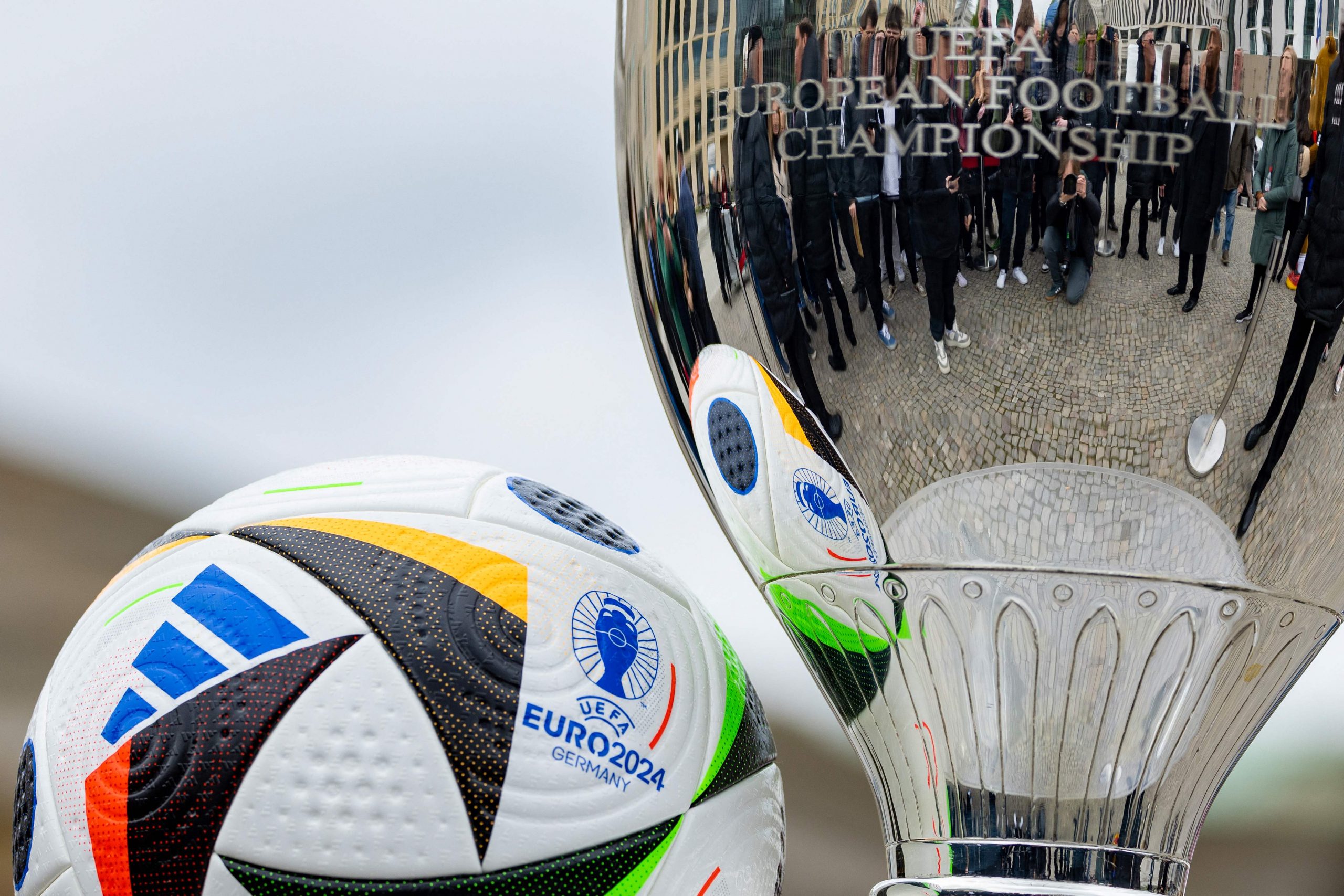 Der Pokal der UEFA Euro 2024 und der offizielle Ball werden am 24. April 2024 öffentlich vor dem Brandenburger Tor in Berlin ausgestellt. Der Pokal der UEFA Euro 2024 und der offizielle Ball werden am 24. April 2024 öffentlich vor dem Brandenburger Tor in Berlin ausgestellt.