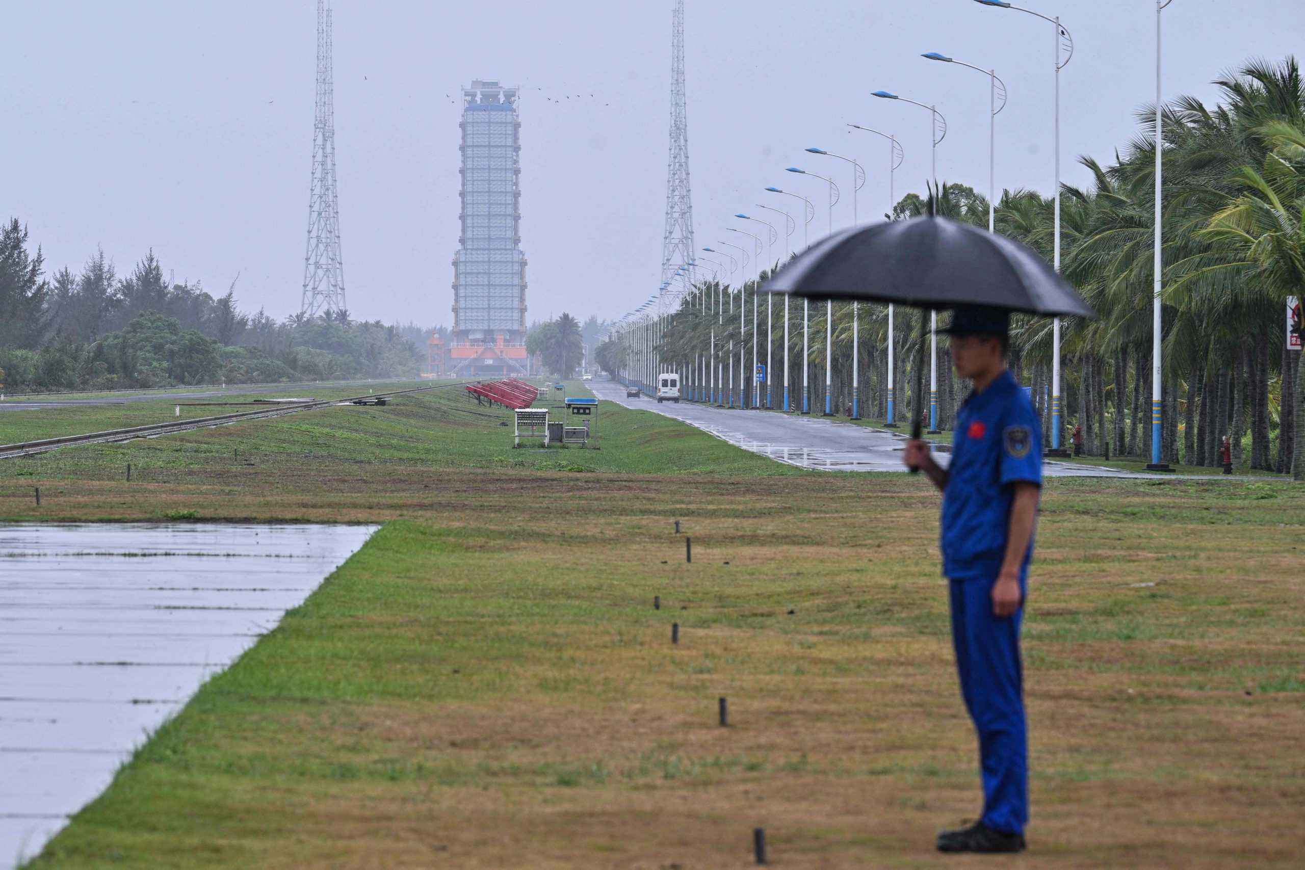 Ein Wachmann hält die Stellung in der Nähe der Startrampe für die Chang'e-6-Mission des chinesischen Mondforschungsprogramms im Weltraumbahnhof Wenchang in der südchinesischen Provinz Hainan am 2. Mai 2024. Ein Wachmann hält die Stellung in der Nähe der Startrampe für die Chang'e-6-Mission des chinesischen Mondforschungsprogramms im Weltraumbahnhof Wenchang in der südchinesischen Provinz Hainan am 2. Mai 2024.