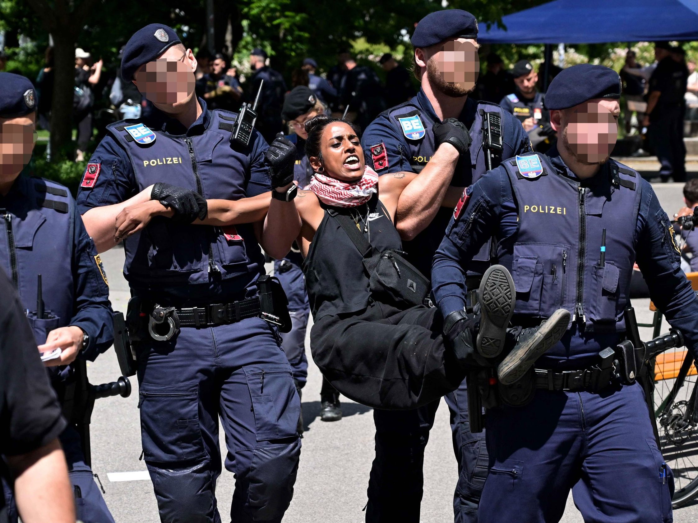 Die Polizei löste das Protestcamp auf. Die Polizei löste das Protestcamp auf.