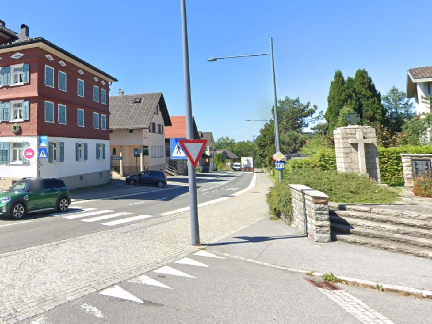 Der 18-jährige Lenker war alkoholisert und verursache in Alberschwende einen Verkehrsunfall. (Symbolbild) Der 18-jährige Lenker war alkoholisert und verursache in Alberschwende einen Verkehrsunfall. (Symbolbild)