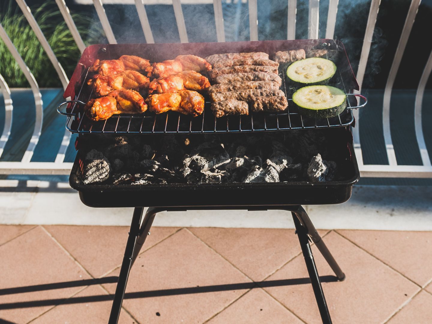 Grillen am Balkon birgt spezifische Gefahren.