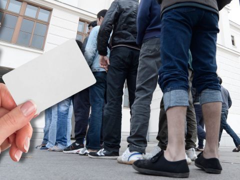 Die Ausgabe der Bezahlkarte erfolgt vorerst in acht Unterkünften.