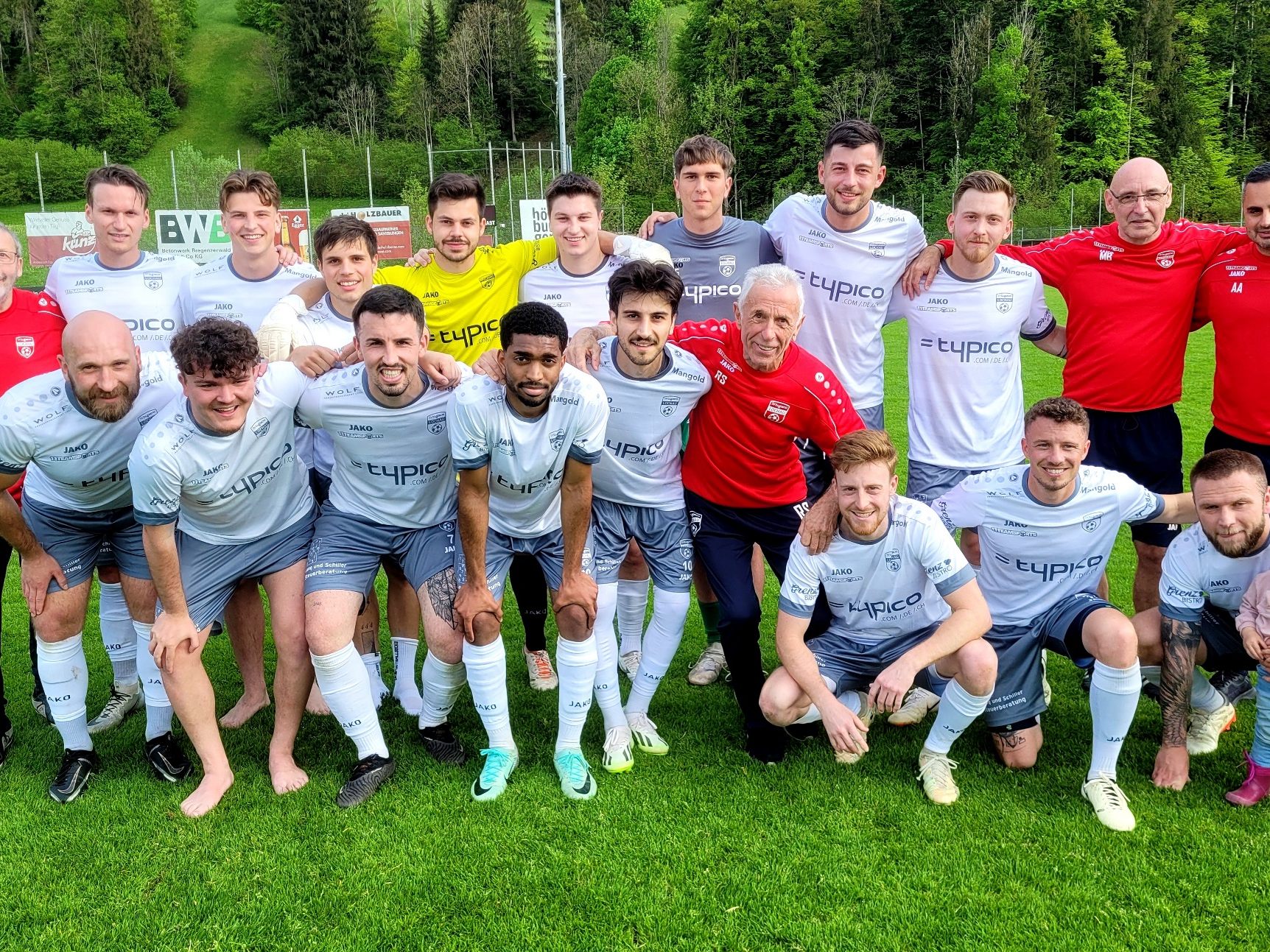 Groß war die Freude beim SV typico Lochau nach dem spannenden 2:1 Sieg in Andelsbuch. Damit stehen die Lochauer als erfolgreicher Aufsteiger auf dem 3. Platz in der VN.at-Eliteliga. Groß war die Freude beim SV typico Lochau nach dem spannenden 2:1 Sieg in Andelsbuch. Damit stehen die Lochauer als erfolgreicher Aufsteiger auf dem 3. Platz in der VN.at-Eliteliga.