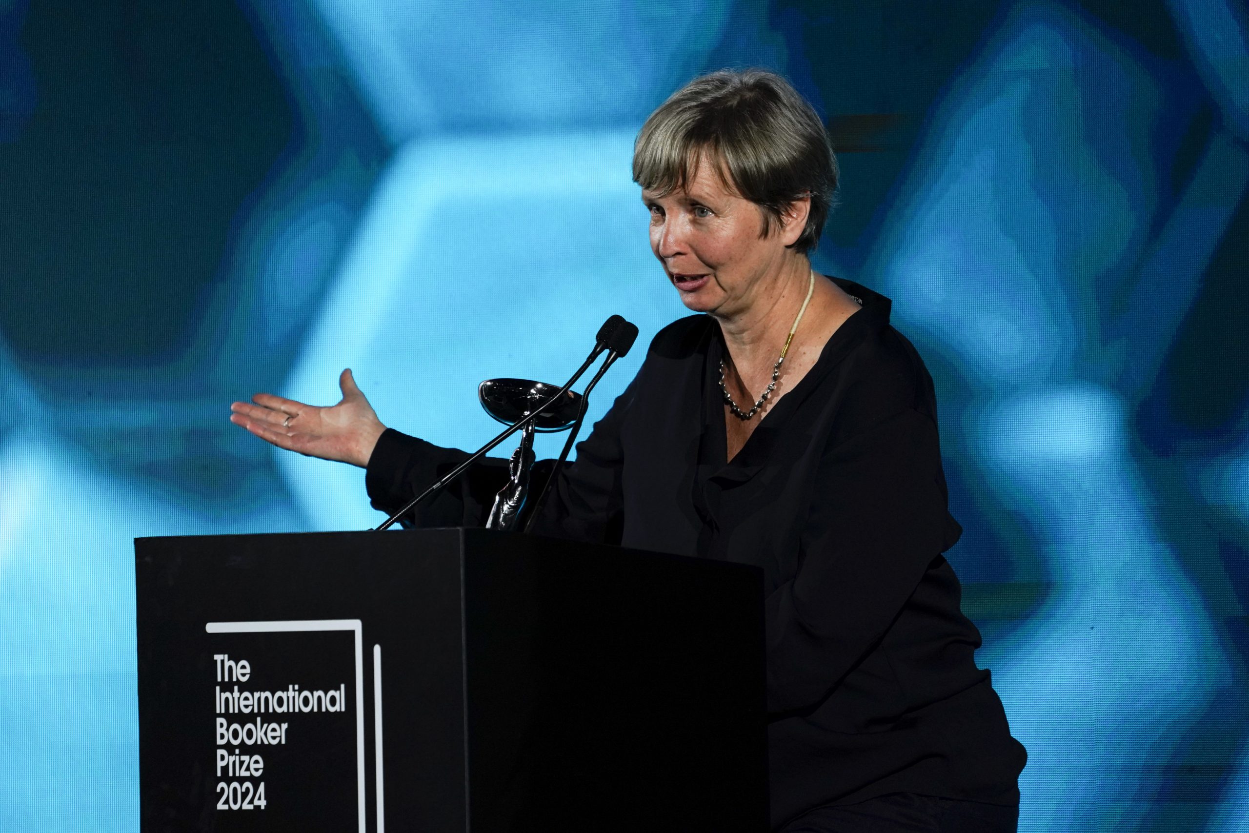 Jenny Erpenbeck, Autorin von 'Kairos', spricht nach dem Gewinn des International Booker Prize am Dienstag, den 21. Mai 2024, in London. Jenny Erpenbeck, Autorin von 'Kairos', spricht nach dem Gewinn des International Booker Prize am Dienstag, den 21. Mai 2024, in London.