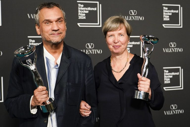 Jenny Erpenbeck, Autorin von 'Kairos', rechts, und Übersetzer Michael Hofmann posieren mit der Trophäe nach dem Gewinn des International Booker Prize am Dienstag, den 21. Mai 2024, in London. 
