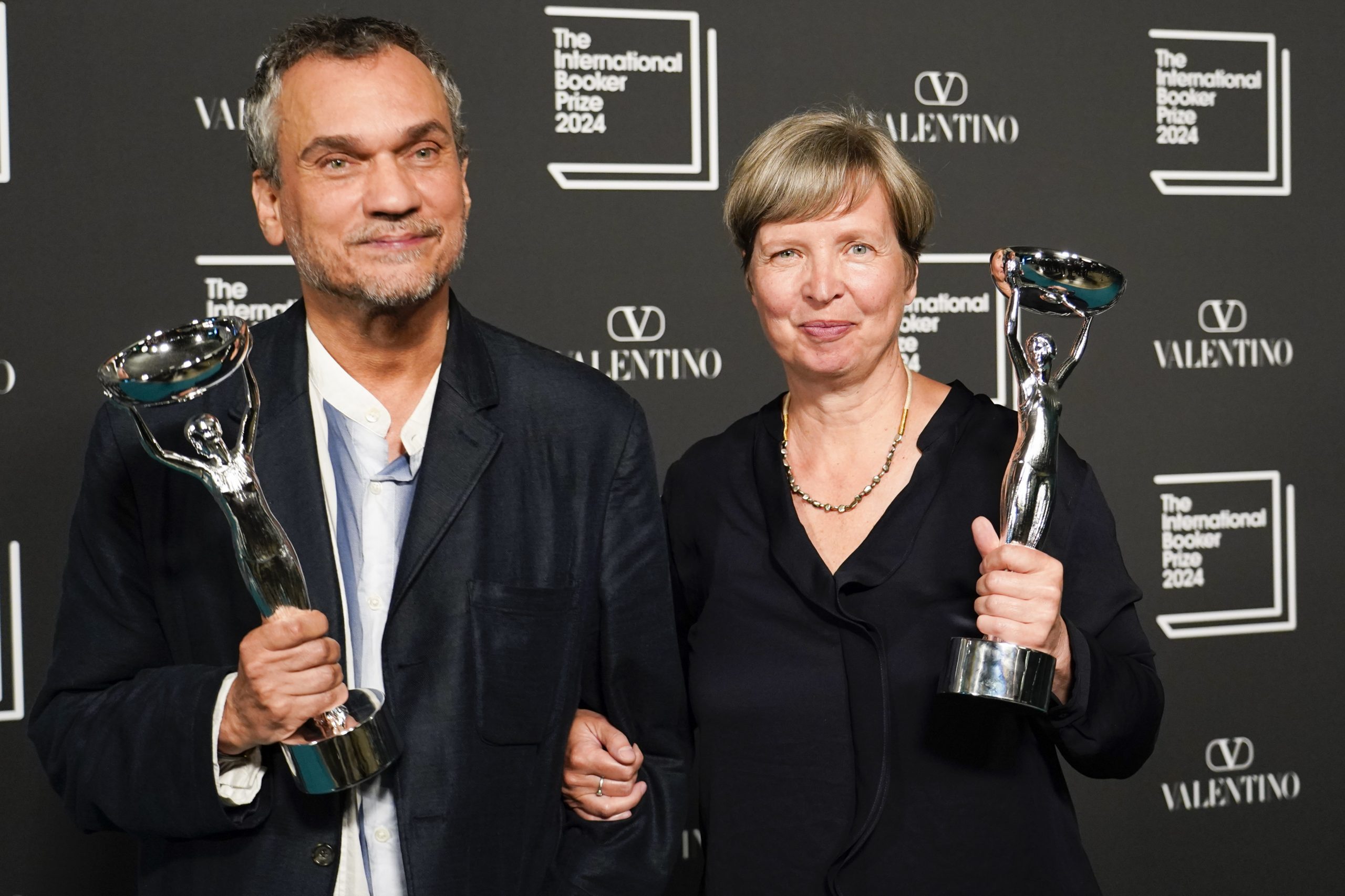 Jenny Erpenbeck, Autorin von 'Kairos', rechts, und Übersetzer Michael Hofmann posieren mit der Trophäe nach dem Gewinn des International Booker Prize am Dienstag, den 21. Mai 2024, in London. Jenny Erpenbeck, Autorin von 'Kairos', rechts, und Übersetzer Michael Hofmann posieren mit der Trophäe nach dem Gewinn des International Booker Prize am Dienstag, den 21. Mai 2024, in London.