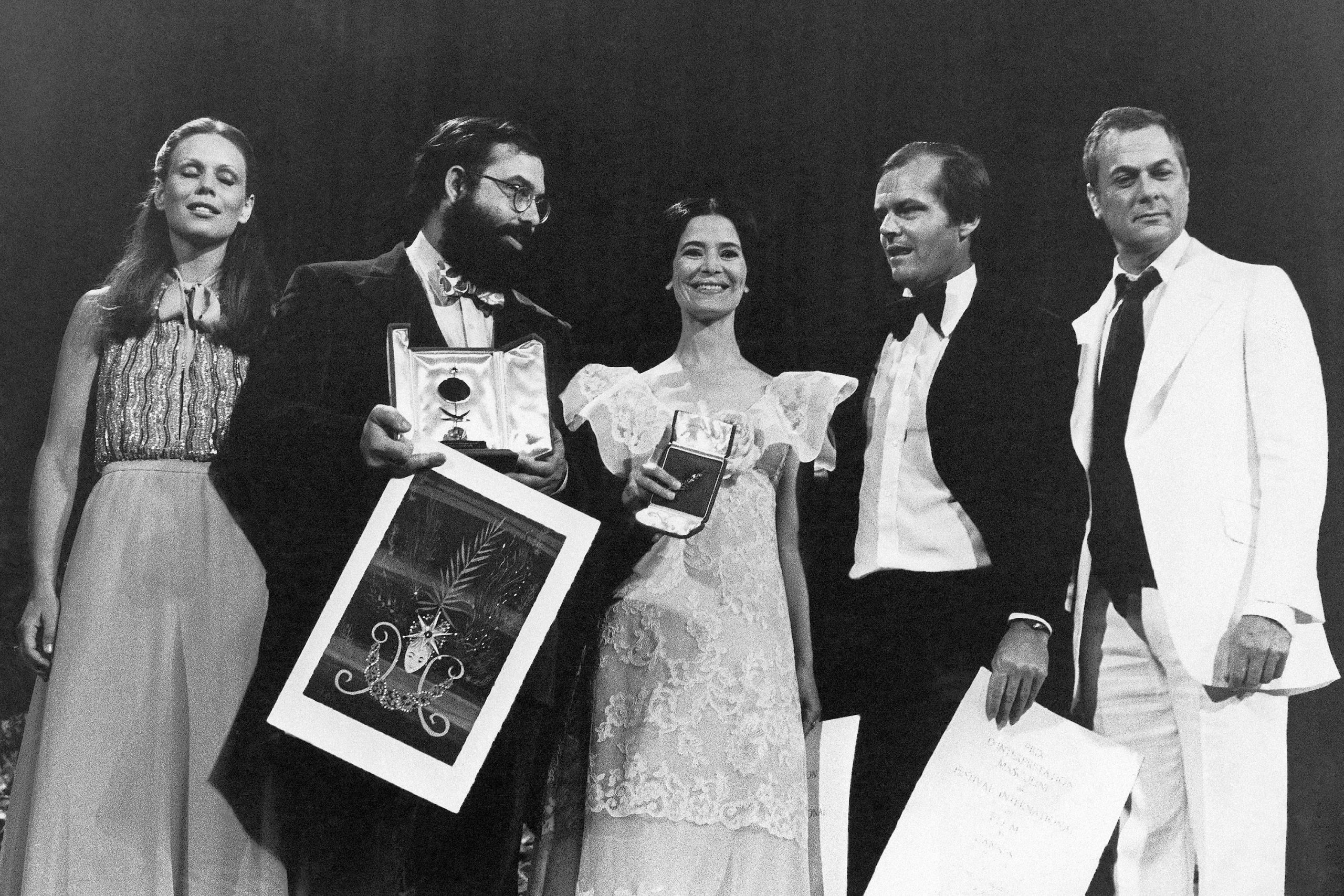 Nach der Preisverleihung in Cannes 1974: Marthe Keller, Francis Ford Coppola, Marie-Jose Nat, Jack Nicholson und Tony Curtis. Coppola kehrt mit „Megalopolis“ zurück. Nach der Preisverleihung in Cannes 1974: Marthe Keller, Francis Ford Coppola, Marie-Jose Nat, Jack Nicholson und Tony Curtis. Coppola kehrt mit „Megalopolis“ zurück.
