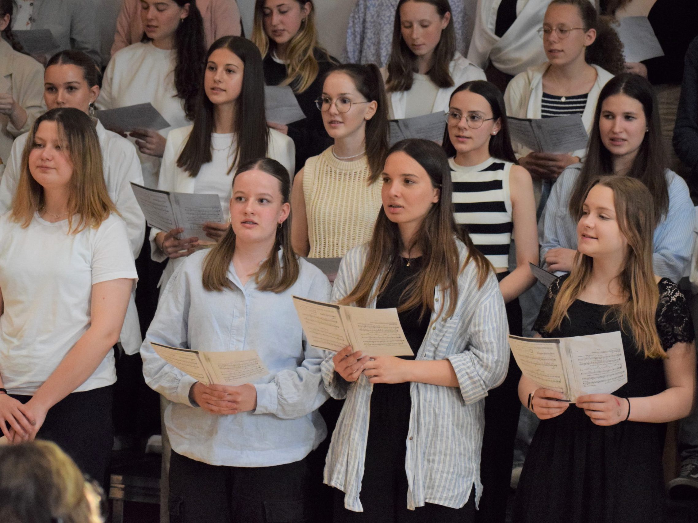 Schülerinnen und Schüler des musischen Zweigs zeigen ihr Können. Schülerinnen und Schüler des musischen Zweigs zeigen ihr Können.