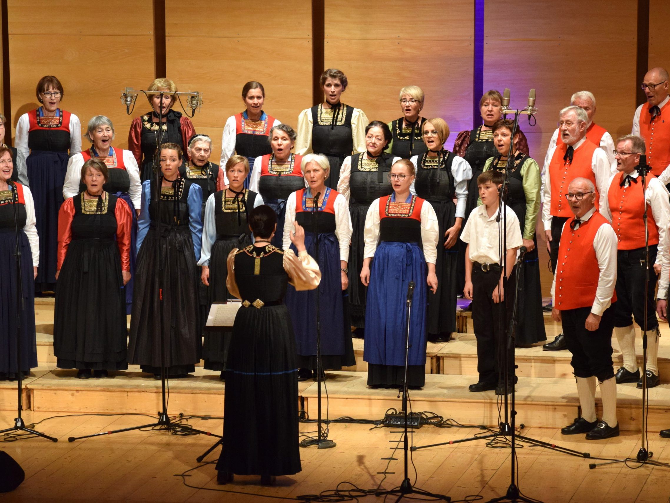Die 40 Sängerinnen und Sänger der Wälder Chorgemeinschaft brillierten bei ihren beiden Konzerten.