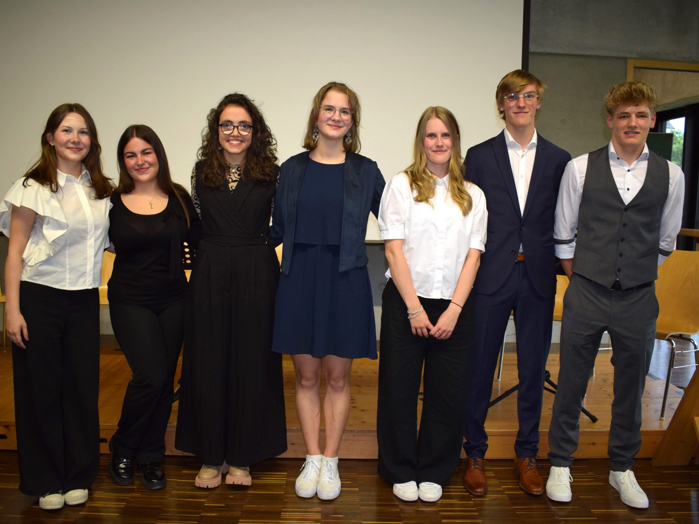 Emma Waldner, Flora Bohle, Viktoria Baumann, Marika Bals, Klara Franz, Jonas Dehn und Hannes Hammerer präsentierten ihre Vorwissenschaftlichen Arbeiten. Emma Waldner, Flora Bohle, Viktoria Baumann, Marika Bals, Klara Franz, Jonas Dehn und Hannes Hammerer präsentierten ihre Vorwissenschaftlichen Arbeiten.