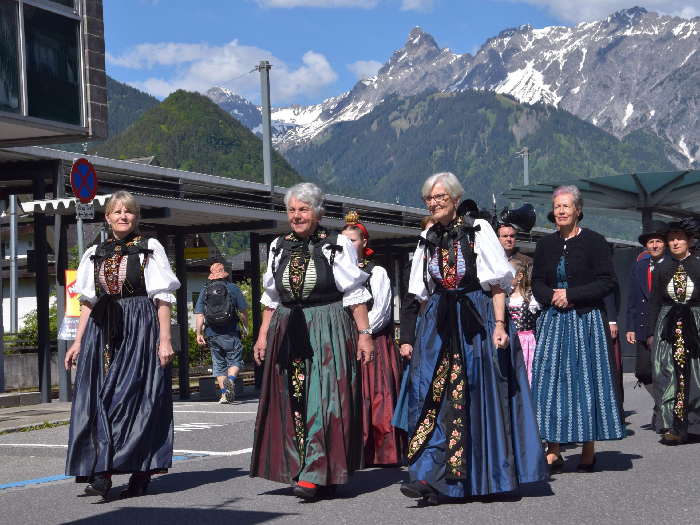 Traditionell hoch ist bei der alljährlichen Fronleichnamsprozession in Schruns die Zahl an Trachtenträgerinnen und -trägern. Stattfinden kann die Prozession natürlich nur bei entsprechender Witterung.