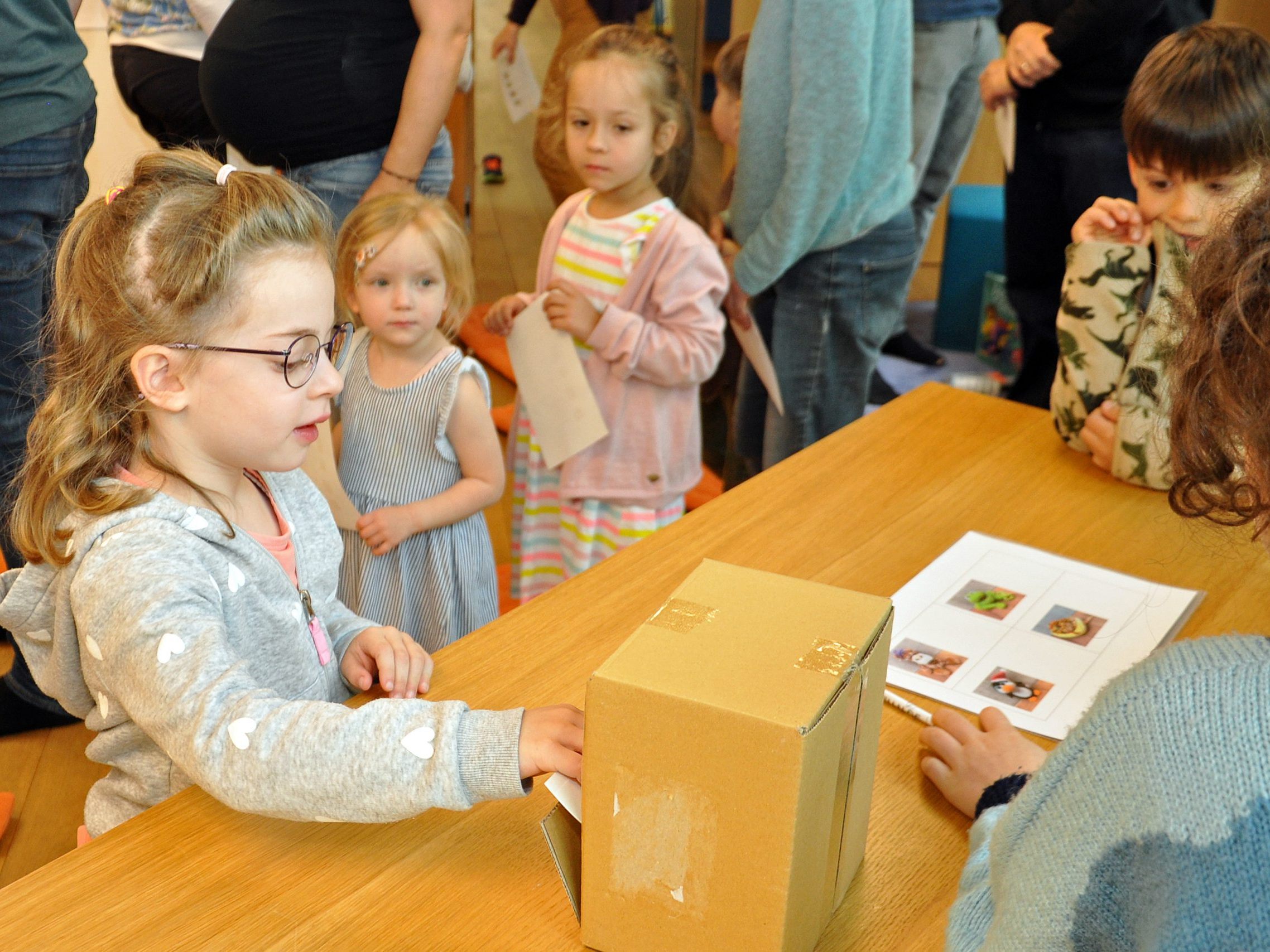 Die Kinder traten zur Wahlurne und wählten den Chef der Kinderbibliothek.