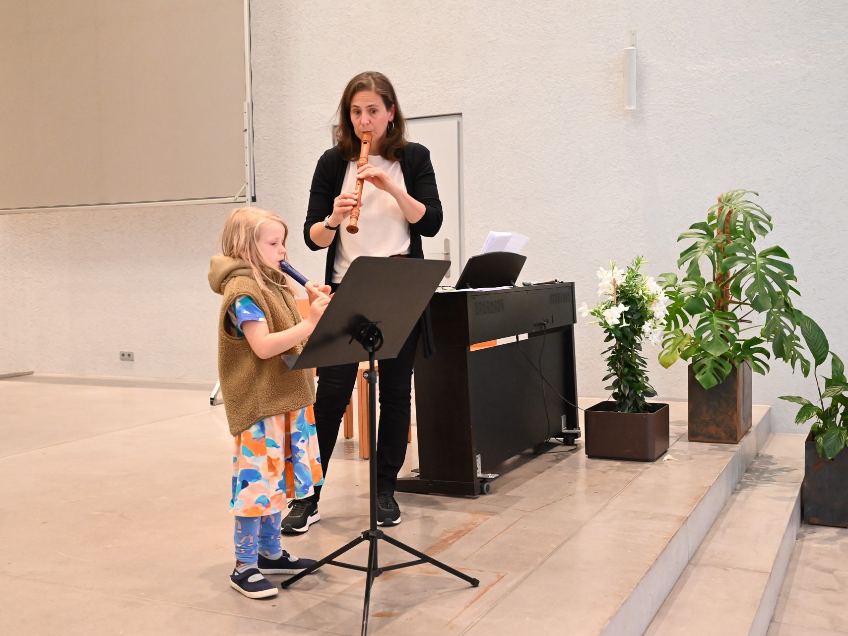 Emilia (rechts) durfte auf der großen Orgel in St. Peter und Paul vorspielen. Emilia (rechts) durfte auf der großen Orgel in St. Peter und Paul vorspielen.