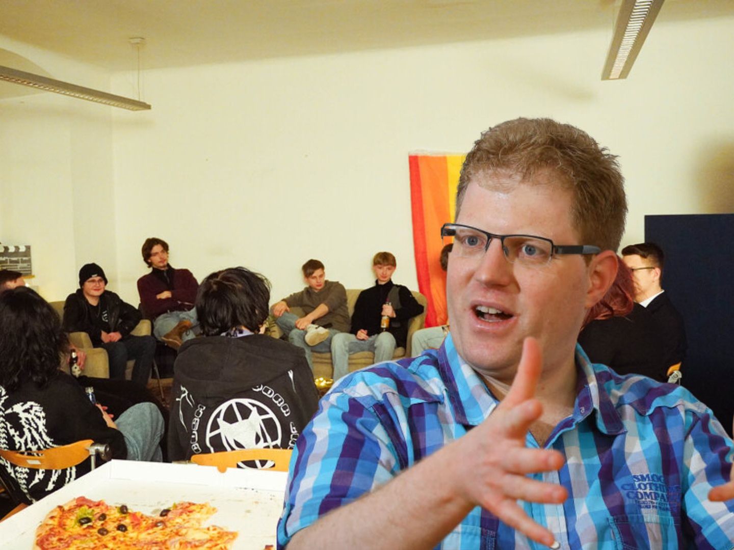 Fabian Jochum lädt zur freien Diskussion ein Fabian Jochum lädt zur freien Diskussion ein