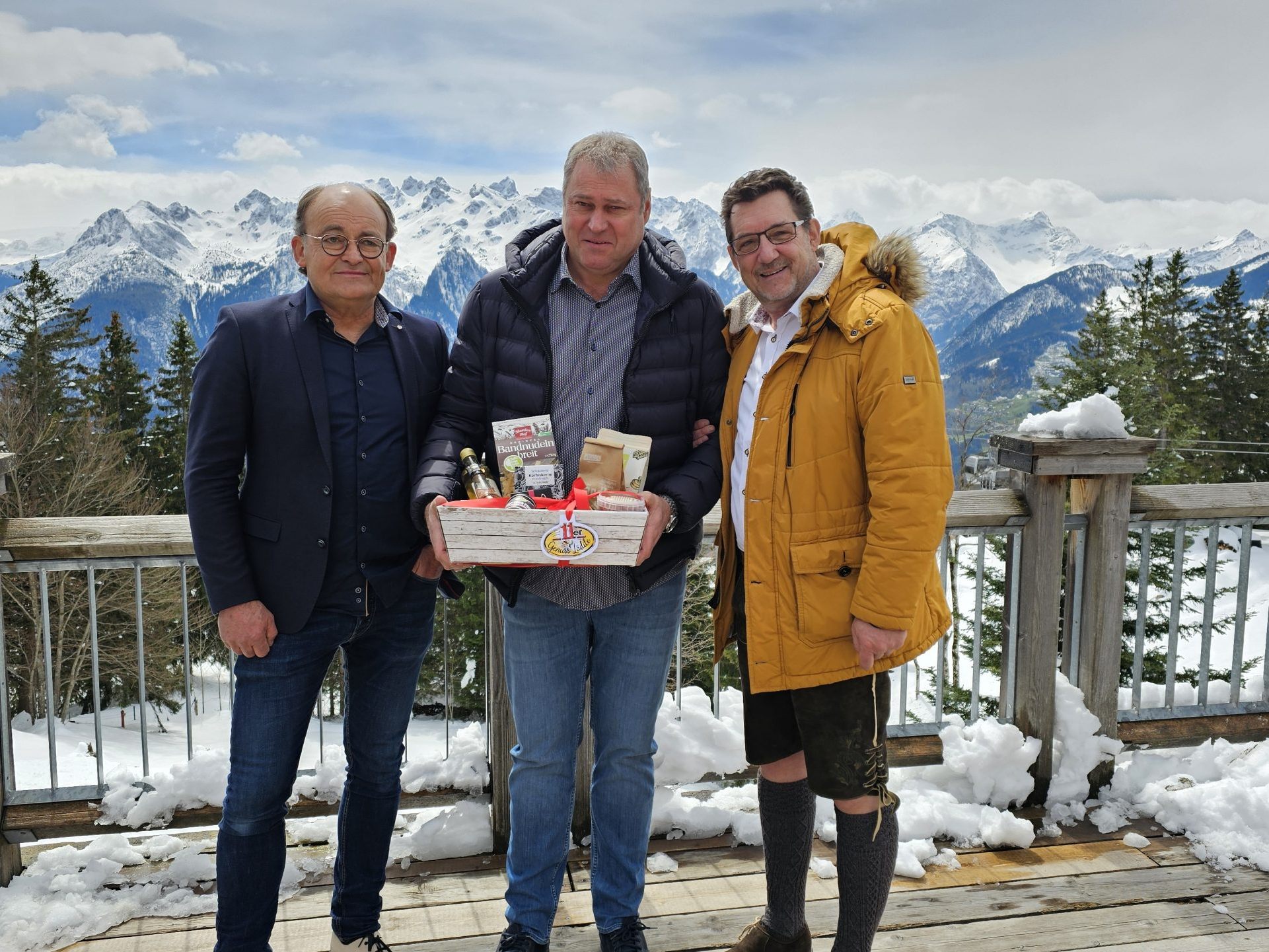 Martin Haueis (mi) und Dietmar Martin (li) vom Kiwanisclub Bludenz-Rätikon sind zu Gast bei Andreas Seeburger (re) in der Muttersberg-TV-Gondel.