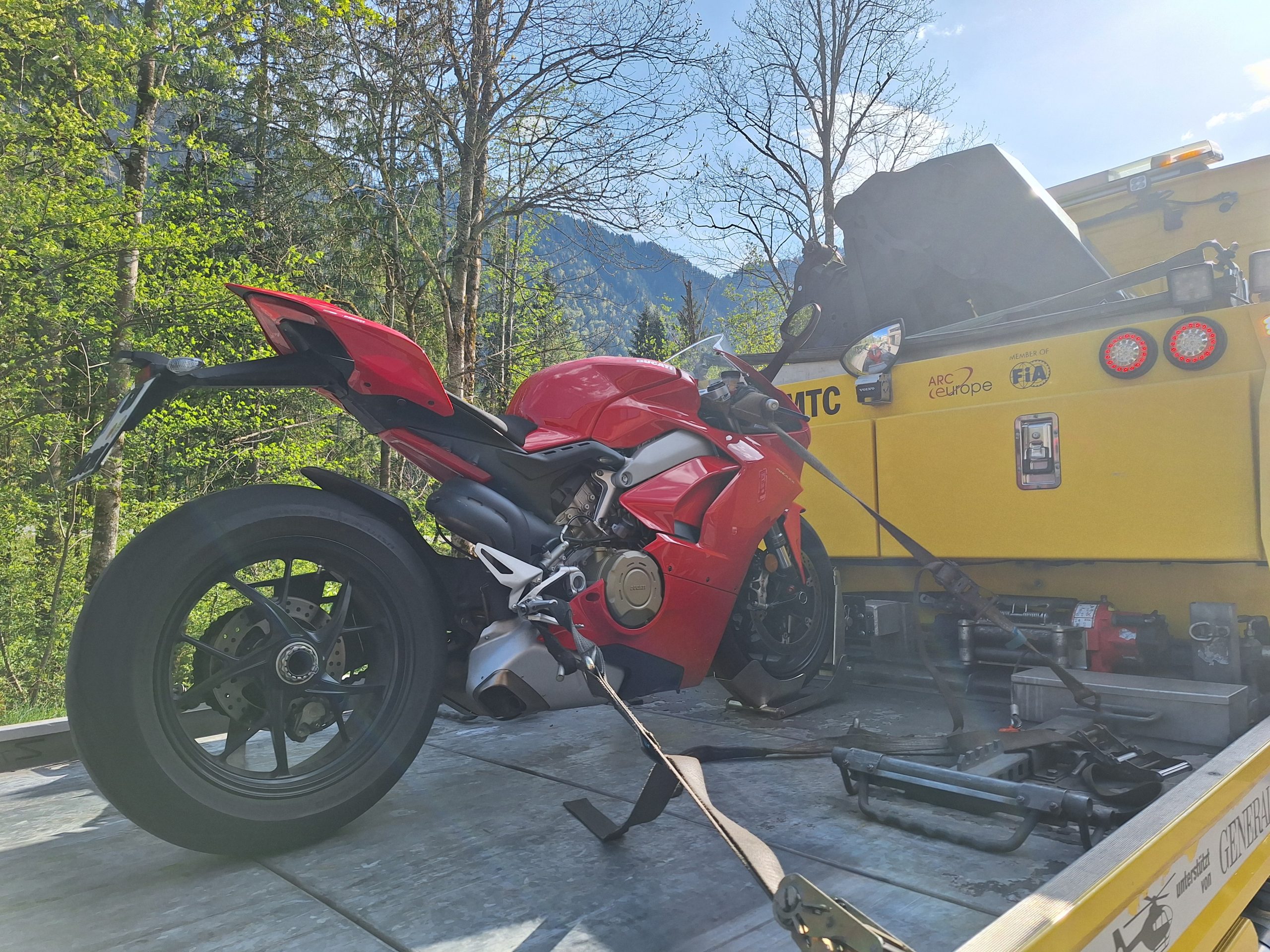 Die Ducati Panigale V4 wurde von der Polizei beschlagnahmt und vom ÖAMTC mitgenommen.  Die Ducati Panigale V4 wurde von der Polizei beschlagnahmt und vom ÖAMTC mitgenommen.