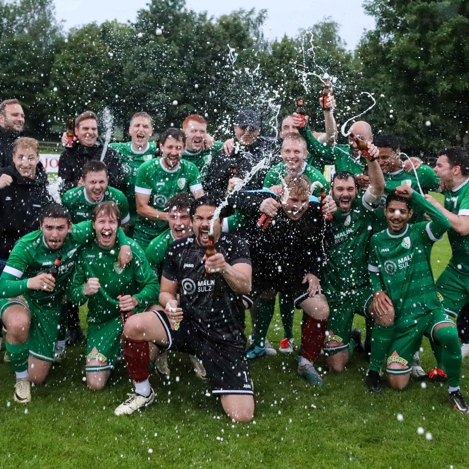 Berechtigter Jubel der Mannschaft nach dem fixierten Aufstieg.