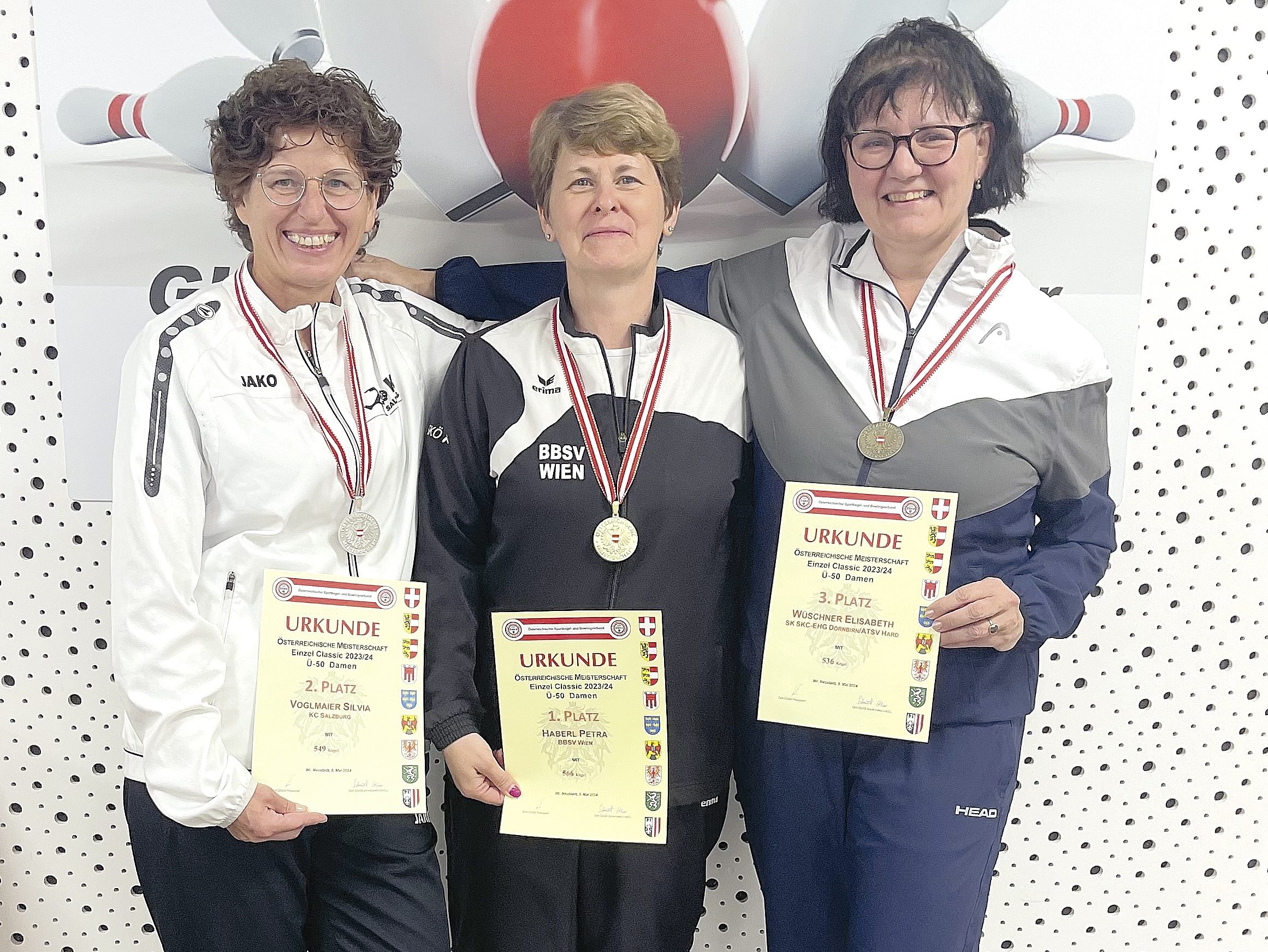 Elisabeth Wüschner (re.) freute sich über den dritten Rang bei den Sportkegelmeisterschaften.