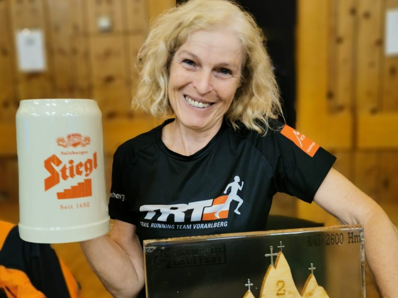 Eva Aschaber bei der Siegerehrung des Schwarzachtrails Eva Aschaber bei der Siegerehrung des Schwarzachtrails