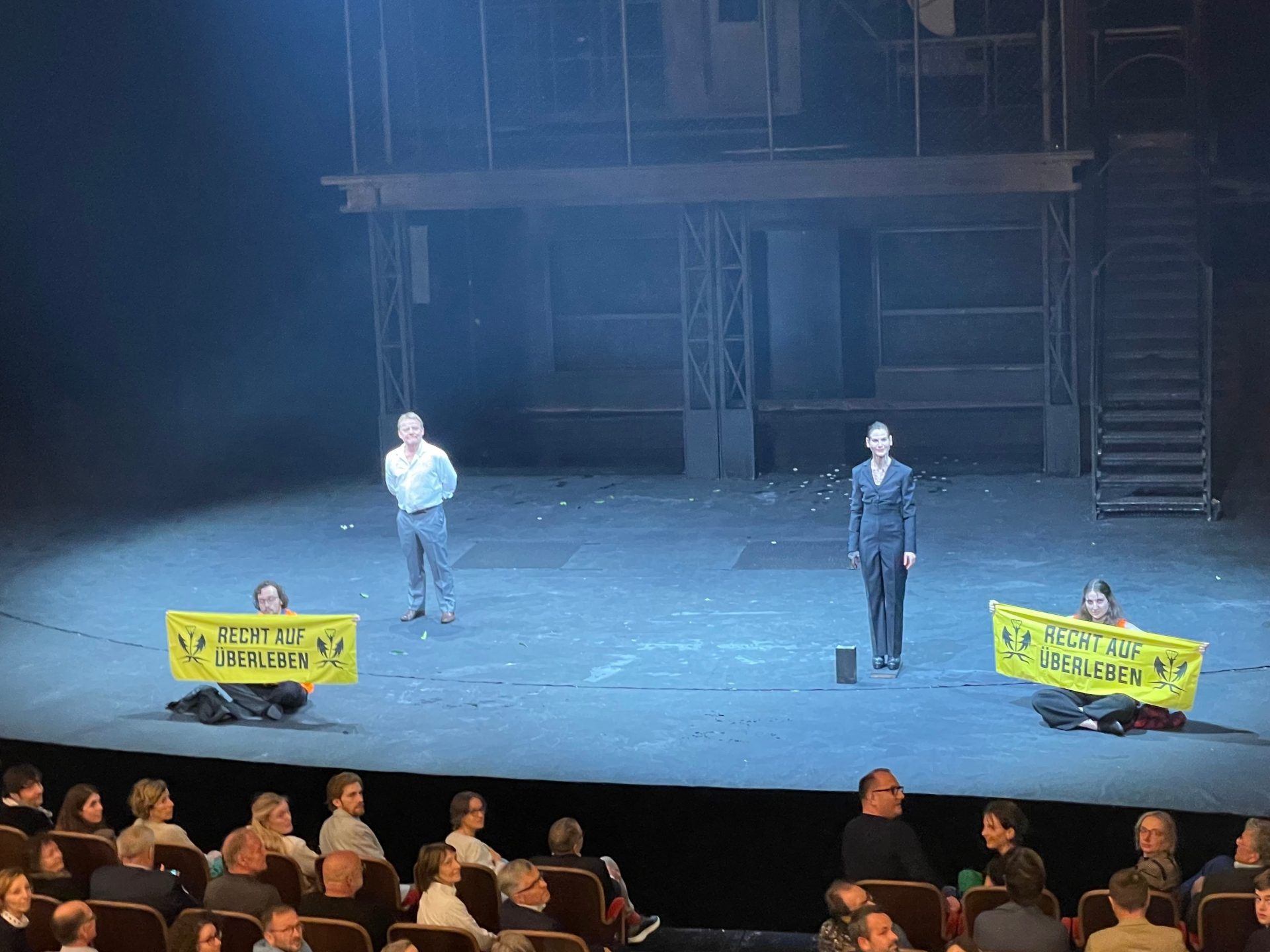 Auf der Burgtheater-Bühne wurden Banner entrollt.