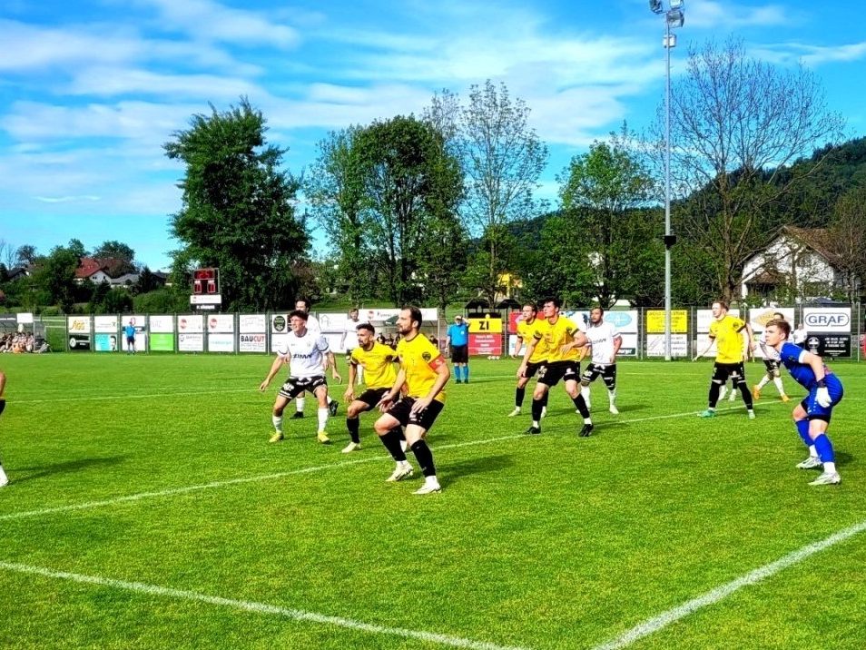Ein volles Haus und beste Fußballstimmung: Besuchen Sie am Samstag, dem 18. Mai, das Spiel Rupp FOOD Austria FC Hörbranz gegen den SV typico Lochau. Spielbeginn auf dem Sportplatz Sandriesel ist um 17 Uhr. Ein volles Haus und beste Fußballstimmung: Besuchen Sie am Samstag, dem 18. Mai, das Spiel Rupp FOOD Austria FC Hörbranz gegen den SV typico Lochau. Spielbeginn auf dem Sportplatz Sandriesel ist um 17 Uhr.