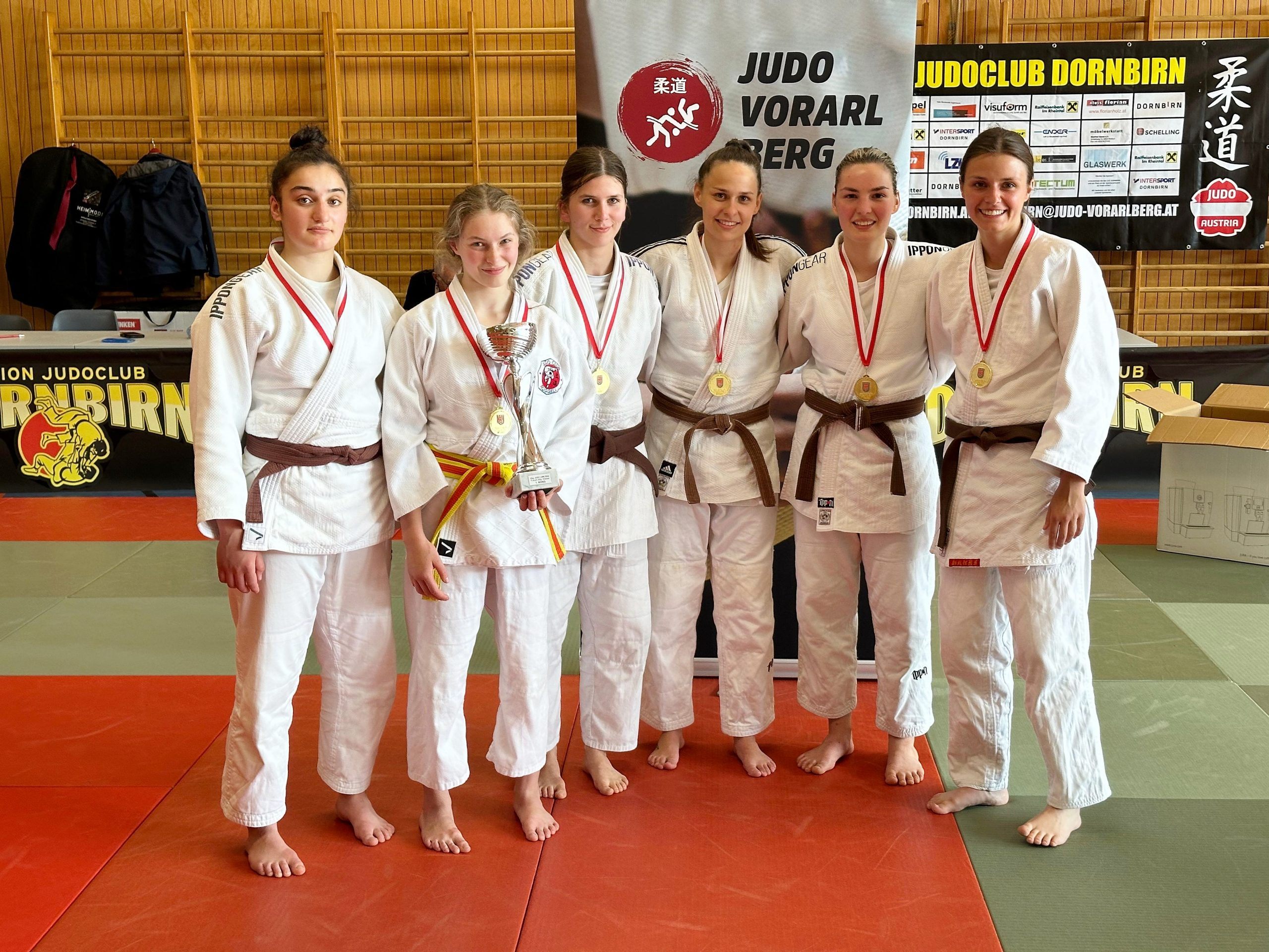 So sehen Siegerinnen aus - die Judoka-Damen aus Dornbirn holten sich bei der Landesmeisterschaft 2024 den Sieg. So sehen Siegerinnen aus - die Judoka-Damen aus Dornbirn holten sich bei der Landesmeisterschaft 2024 den Sieg.