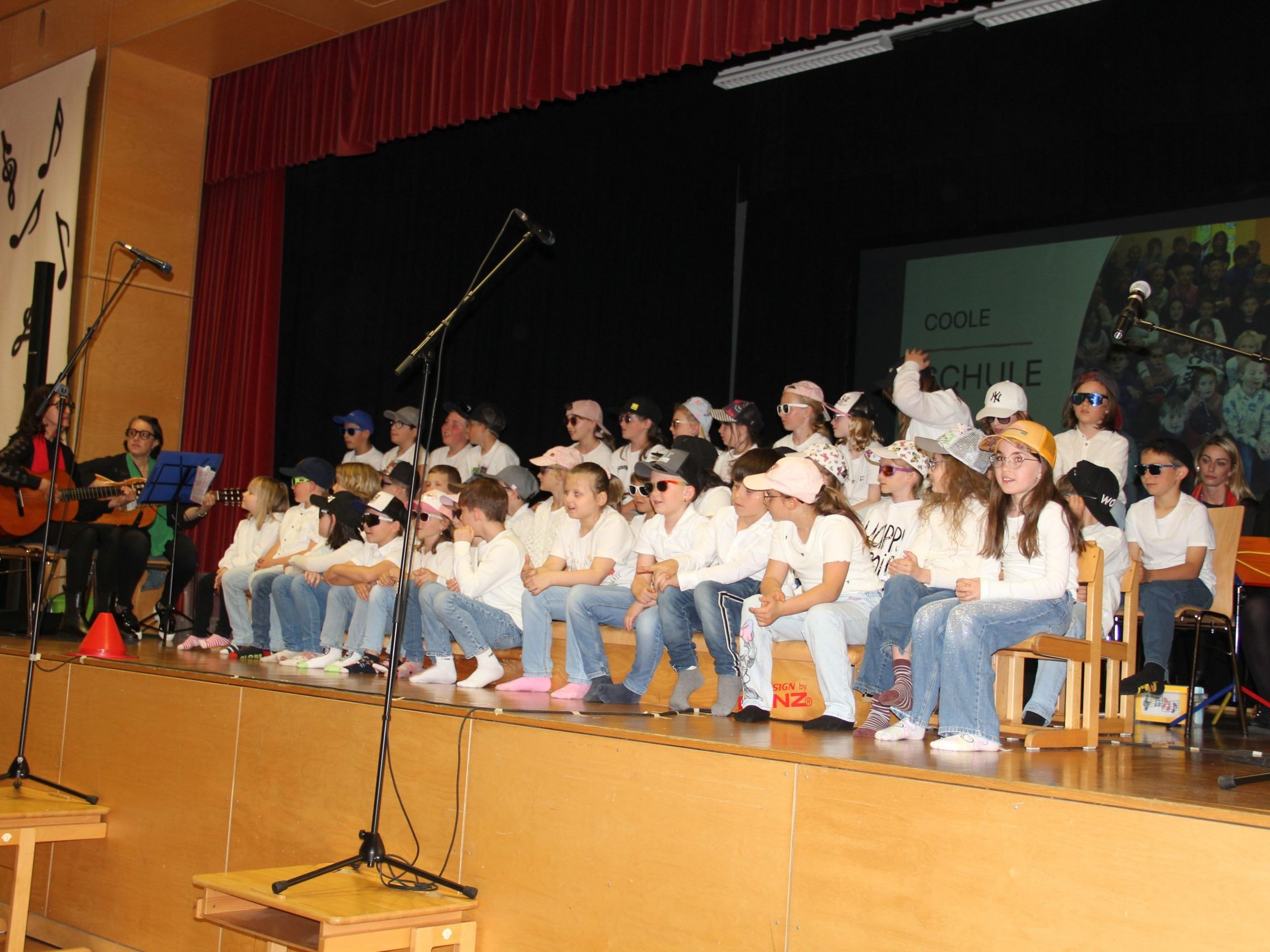Rund eine Stunde lang begeisterten die Kinder mit ihren Songs die Konzertbesucher.