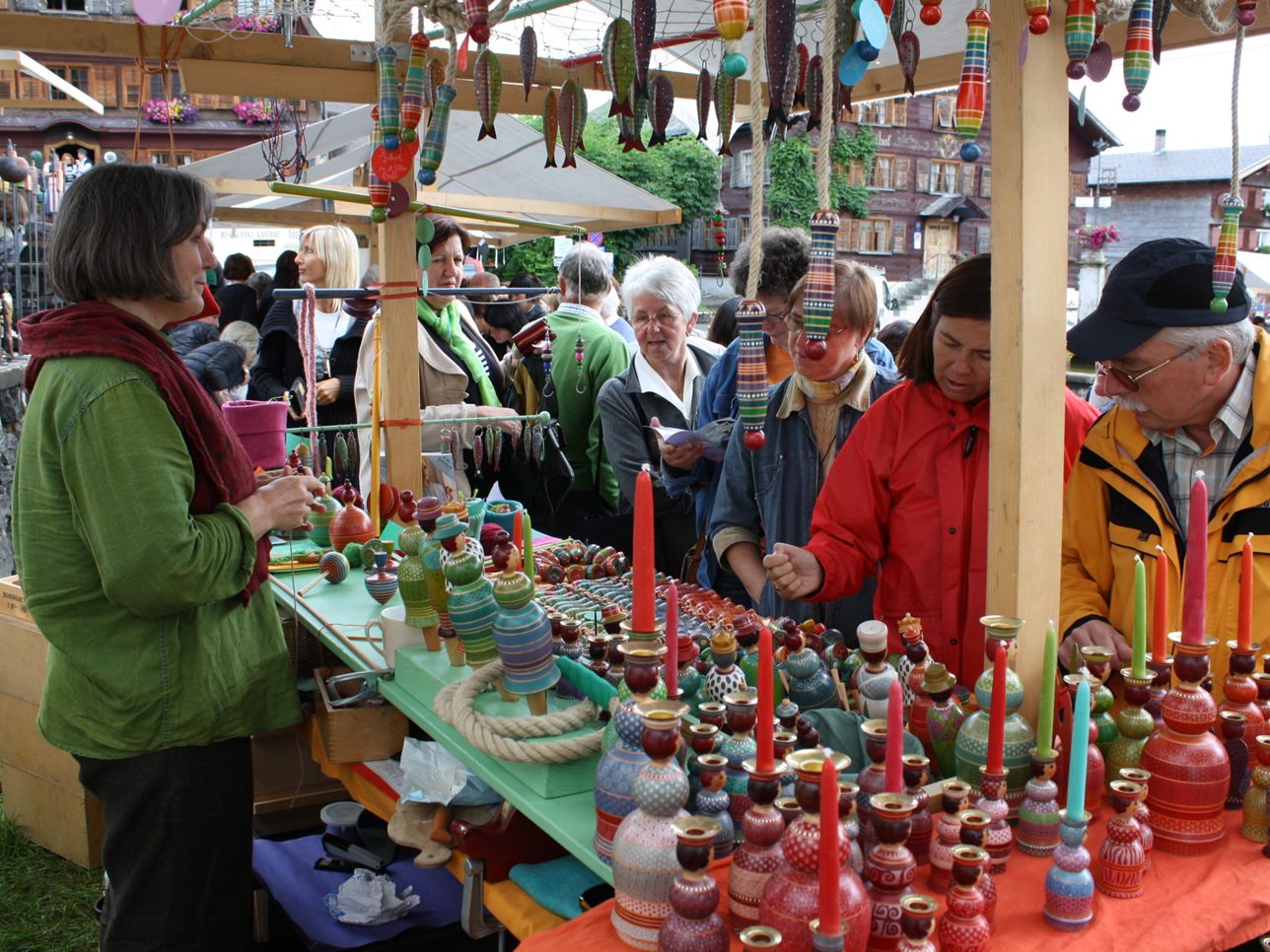Vielfältig, individuell und bunt präsentiert sich der Kunsthandwerkermarkt in der Schwarzenberger Dorfmitte.