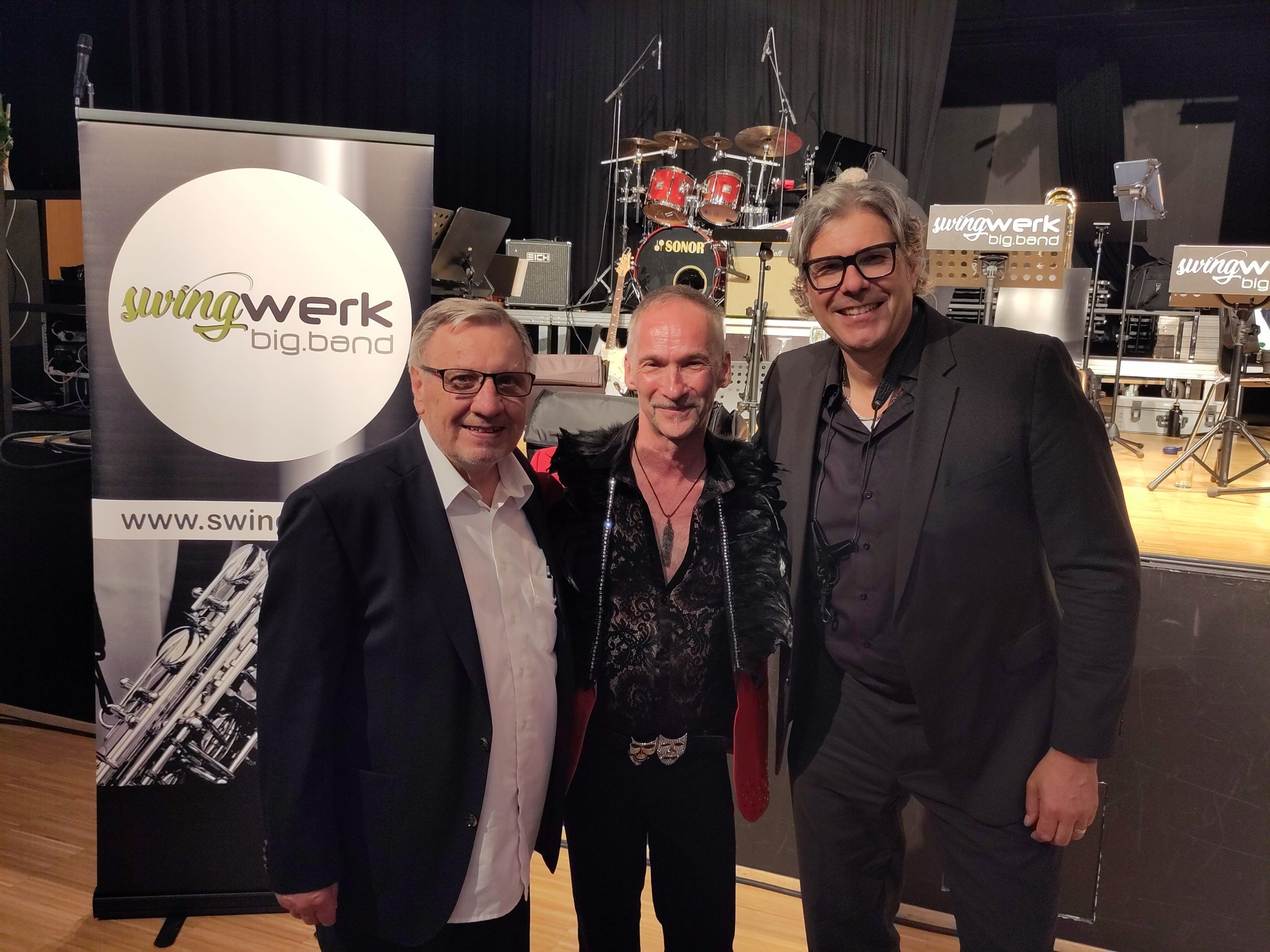 Waren happy nach der Premiere: Hansjörg Ellensohn, Sänger Peter John Farrowski und "Swingwerk"-Manager Ruedi Wagner (v. l.) Waren happy nach der Premiere: Hansjörg Ellensohn, Sänger Peter John Farrowski und "Swingwerk"-Manager Ruedi Wagner (v. l.)