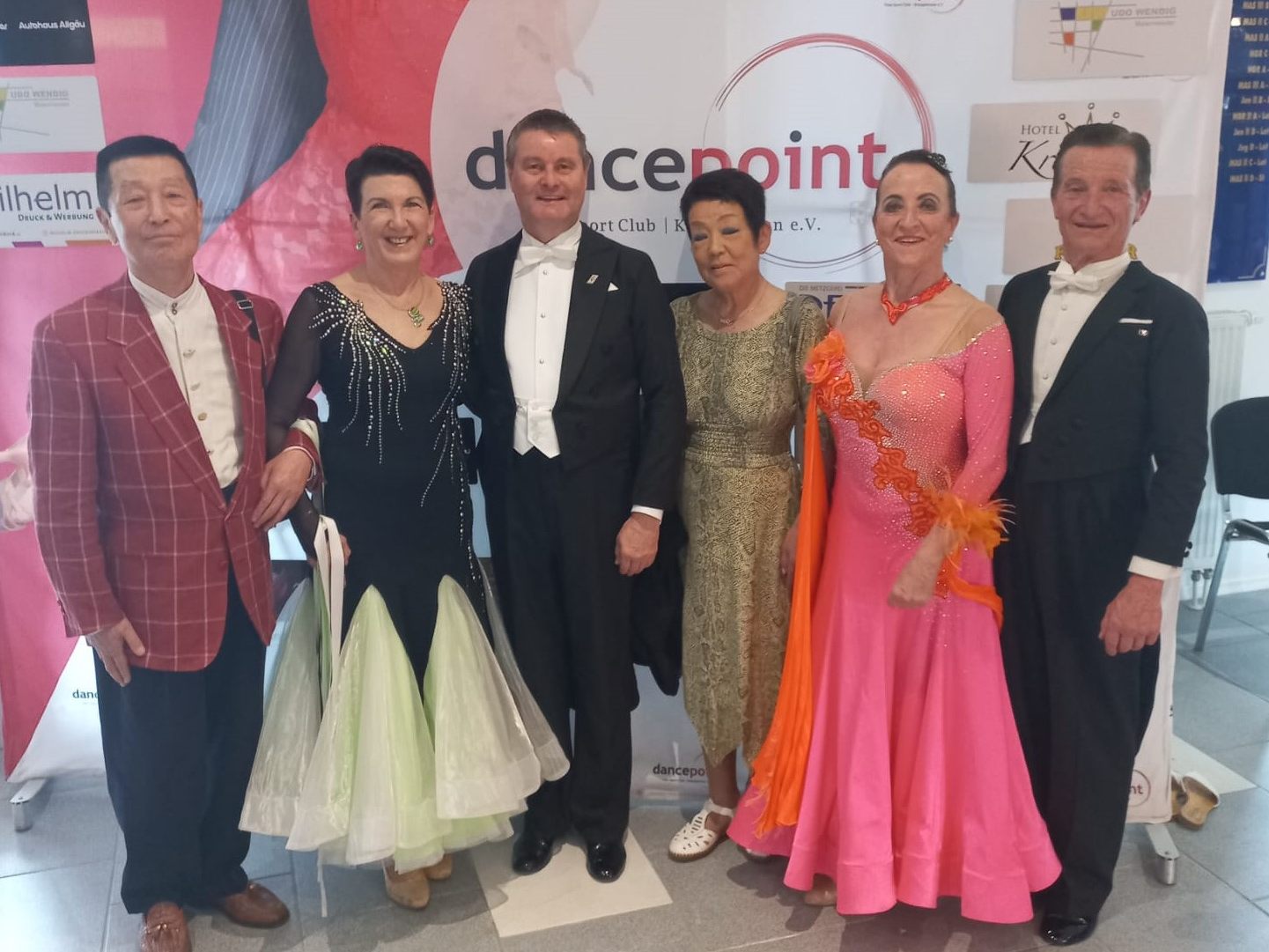 Paare von TSC Bludance mit Trainern