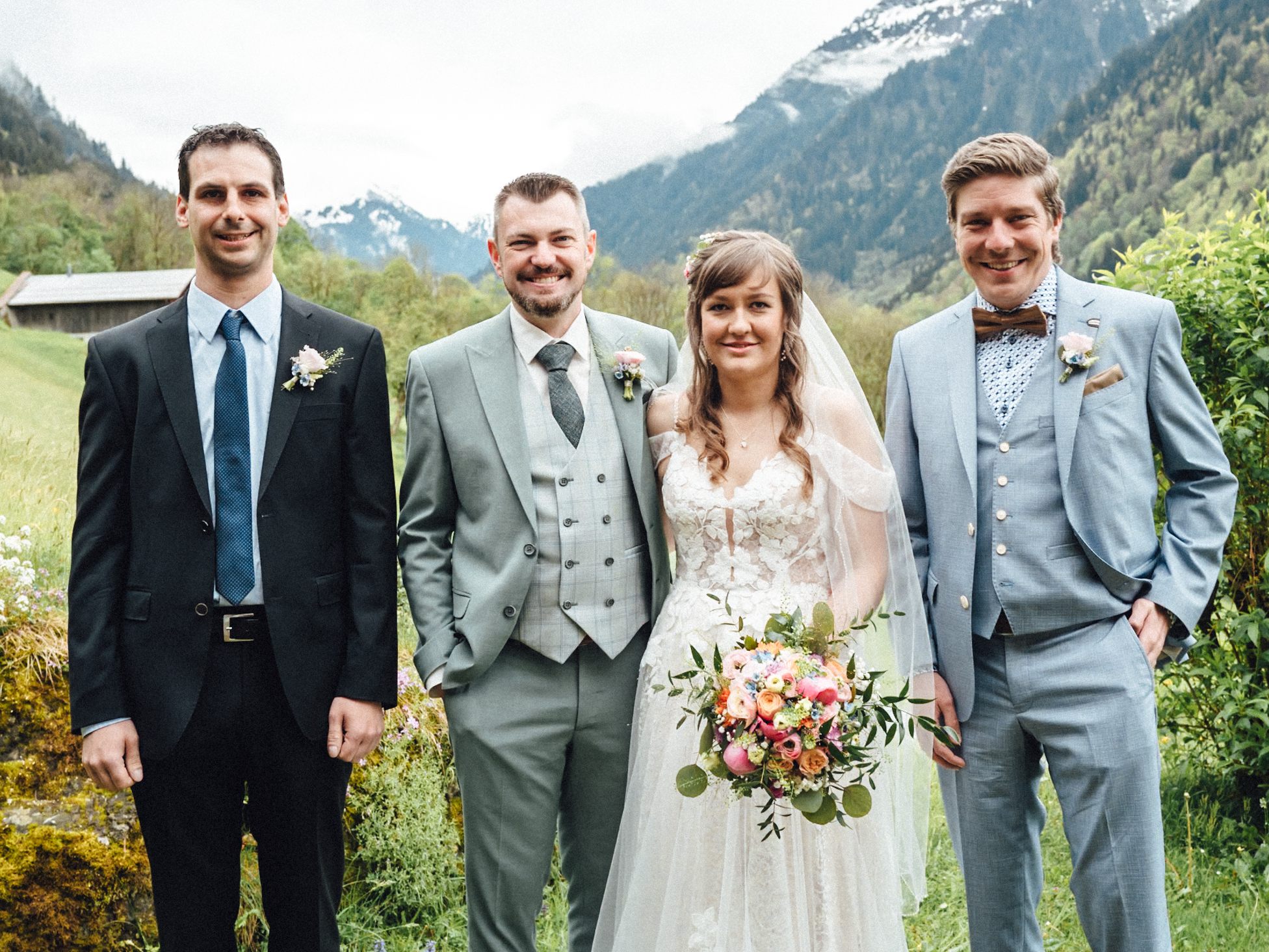 Das frisch vermählte Brautpaar mit seinen Trauzeugen.