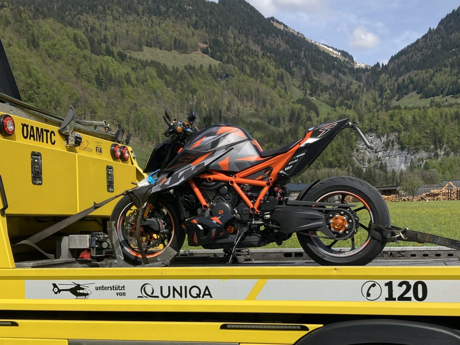 Das Motorrad wurde beschlagnahmt. Das Motorrad wurde beschlagnahmt.