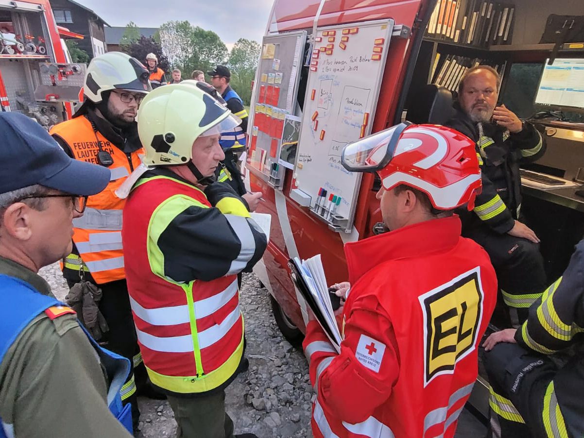 Einsatz auf Probe: Facettenreiche Aufgabenstellungen beschäftigen Einsatzleitung und Einsatzkräfte. Einsatz auf Probe: Facettenreiche Aufgabenstellungen beschäftigen Einsatzleitung und Einsatzkräfte.